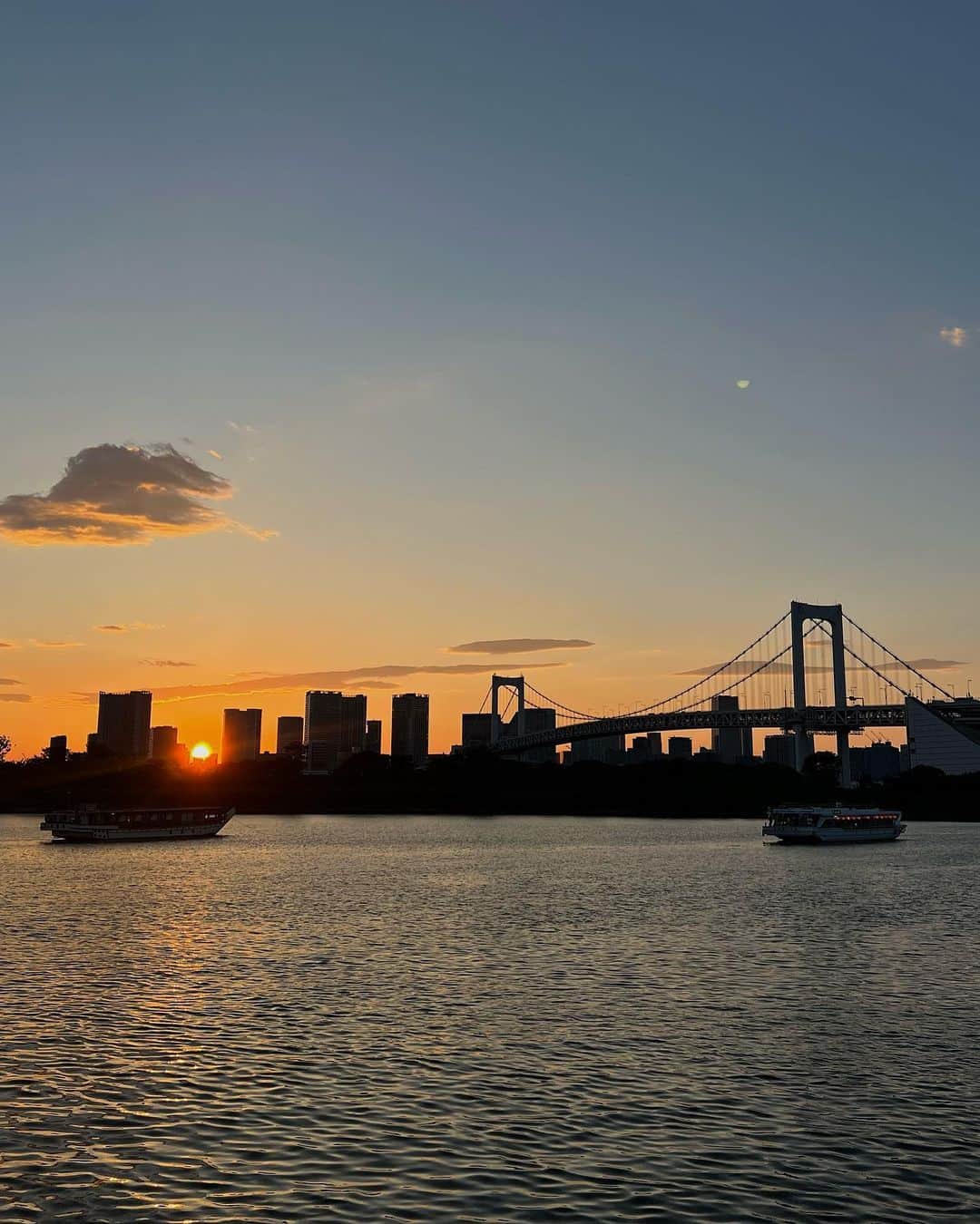 須田朱音のインスタグラム：「🌉  今年も屋形船 竹内さんにお世話になりました。 @yakatabunetakeuchi   MALIA.ちゃん @malia_xxx が帰ってくると、 お天気の神様も連れて来てくれるから 見事に、梅雨の晴れ間ですよ🌞  今年もマジックアワーがとっても綺麗でした🪄  #ANELATOKYO  #ANELA_7th #ANELAYUKATA」