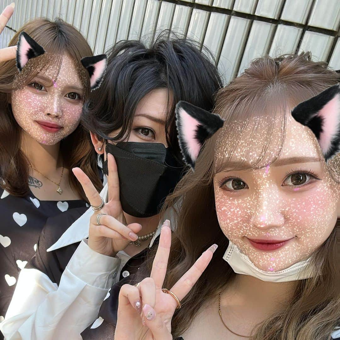 小倉里茉さんのインスタグラム写真 - (小倉里茉Instagram)「🎀 .  KATｰTUN LIVE TOUR 2023 Fantasia 👠💗 0504 ❤︎ @横浜アリーナ . 横アリは親友ななせと🫶🏻チケ発券してノールックで はいって渡してきて見たらまじで求めてたセンターA2 しかも1列の文字見て震え止まらんかった＆号泣🥹 やってくれたわ…人生で最前なんか当たったことない… まじ始まるまでずっと緊張で吐きそうやった無事死んだ . 何してても亀梨くんと目合うあんなん好き😿恋😿💕 近すぎて放心状態やし最後も爆泣きしてななせはずっと 隣で笑ってましたｗｗｗあんな荒ぶるりー初めて見たって 言ってたそらそうっ ̫ -˘◝✩ 幸せ空間すぎたな〜ほんとに 一生この日のことは忘れない。亀梨くん大好き😭😭🩷 . 元赤西担でも楽しんでもらえてほんとーに良かった‼️ 横浜楽しかったよーありがとう(｡・‧̫・｡)ｏ🪄💘 最前WJGH死んだーーーさいこーーー墓たてる✌🏻🎶 .」6月17日 17時42分 - __ripanyan___