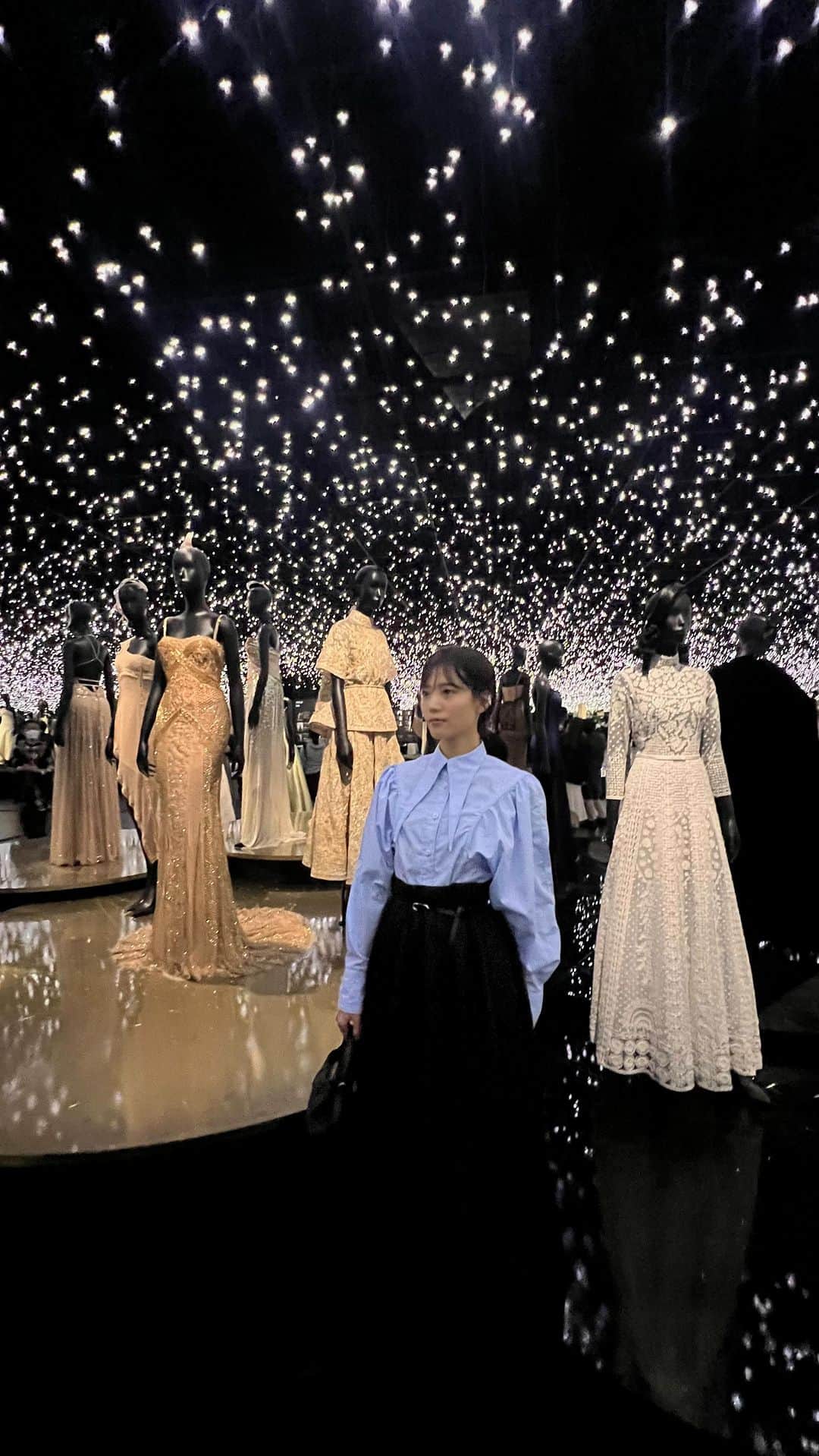 中川可菜のインスタグラム：「美術館にいる時の私はこんな感じ🫣  写真を整理していたら、 #Dior展 の時の動画がたくさんあったので リールにしてみました🦢☁️  いつもより少し長めのリールですが、 作品を鑑賞している時の私と カメラを向けられてかっこつけてみる私です。💃  #クリスチャンディオール夢のクチュリエ展  #Dior #東京都現代美術館 #美術館 #美術館巡り #展覧会」