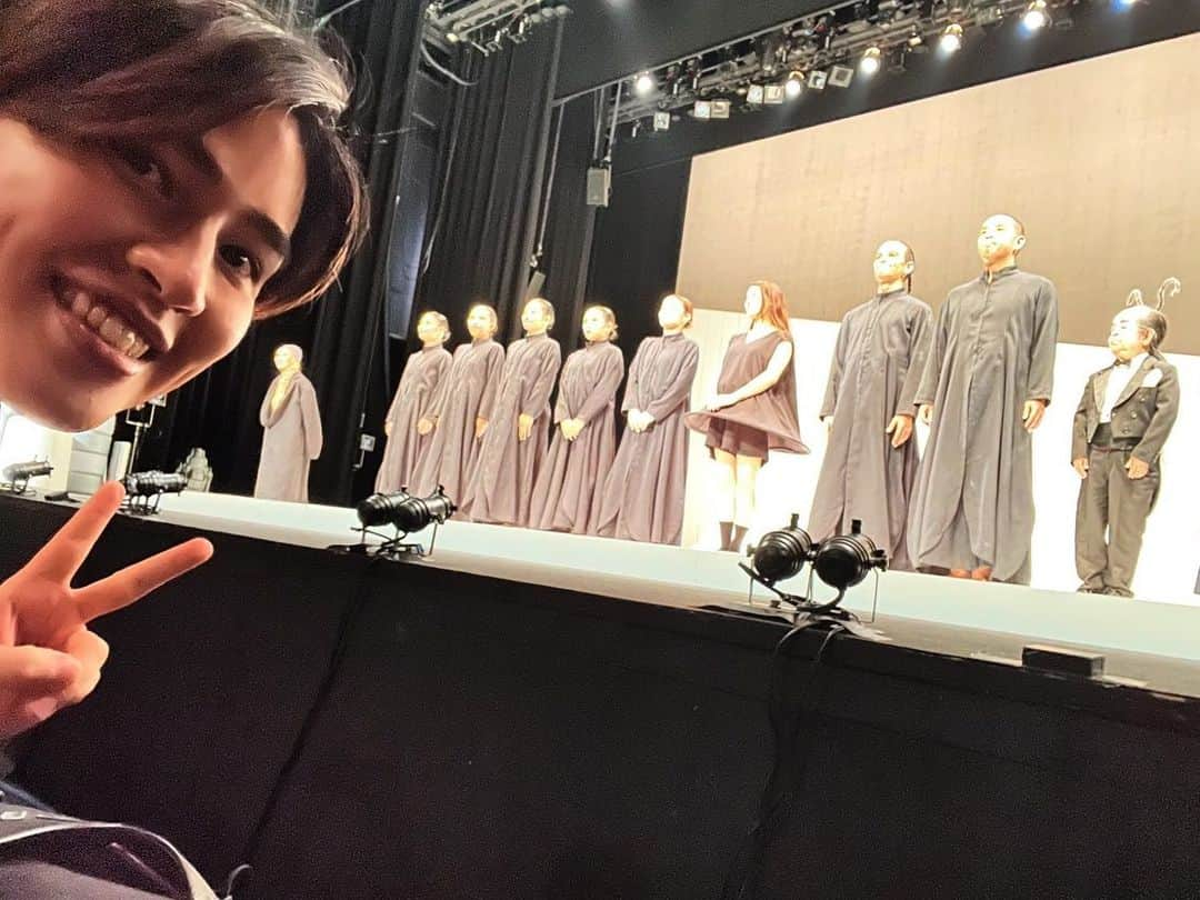 土屋神葉さんのインスタグラム写真 - (土屋神葉Instagram)「. 姉の舞台『ピノキオの偉烈』を観てきました！ . 目の前で繰り広げられている光景が タイムリーに脳内に焼き付けられていく。 . そんな感覚の中で出会う世界は、 『とっってもピノキオ』でありながら、 『まっったくしらないピノキオ』でもあり。。。 . 限られた条件下の中で身体表現を爆発させる姉の姿は、 むしろ力強かったです。 . 今日は夜公演もあるとのこと。 ご武運を、、、！」6月17日 17時38分 - simbatsuchiya_official