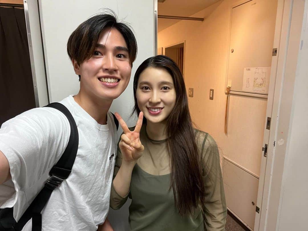 土屋神葉のインスタグラム：「. 姉の舞台『ピノキオの偉烈』を観てきました！ . 目の前で繰り広げられている光景が タイムリーに脳内に焼き付けられていく。 . そんな感覚の中で出会う世界は、 『とっってもピノキオ』でありながら、 『まっったくしらないピノキオ』でもあり。。。 . 限られた条件下の中で身体表現を爆発させる姉の姿は、 むしろ力強かったです。 . 今日は夜公演もあるとのこと。 ご武運を、、、！」
