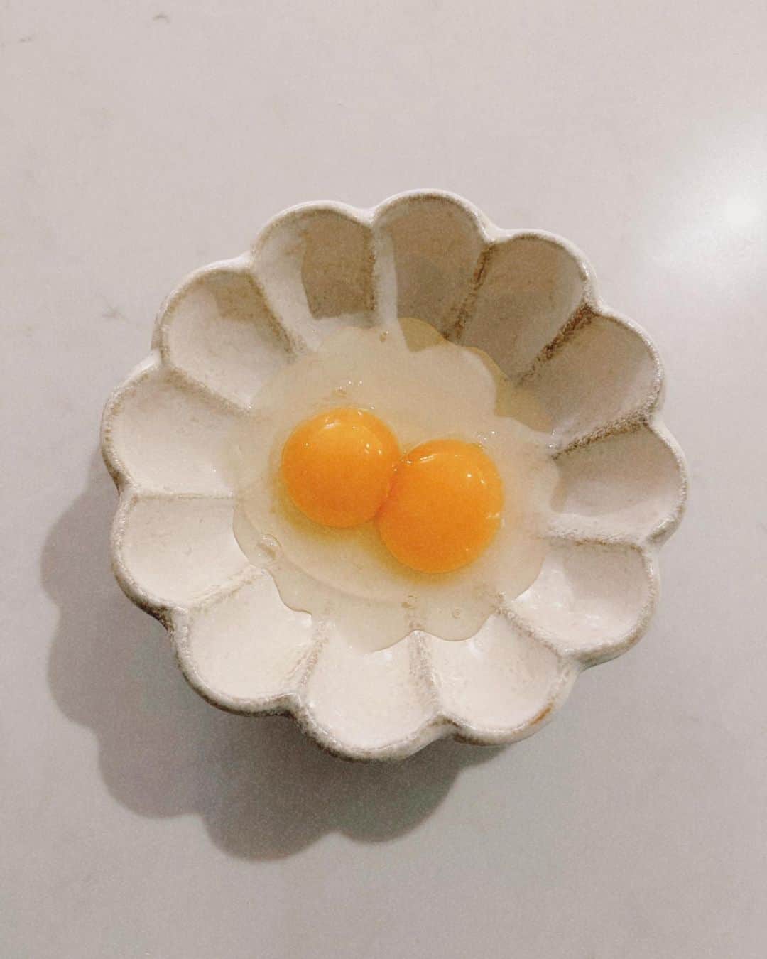 川栄李奈のインスタグラム：「コロッケ作ろうと思って買い物行ったのにじゃがいも買い忘れました 色々買いすぎて重すぎて右手内出血しました 目痒すぎてかきむしったらものもらいできました でも割った卵が双子でした なんか、ありがとね🥚」