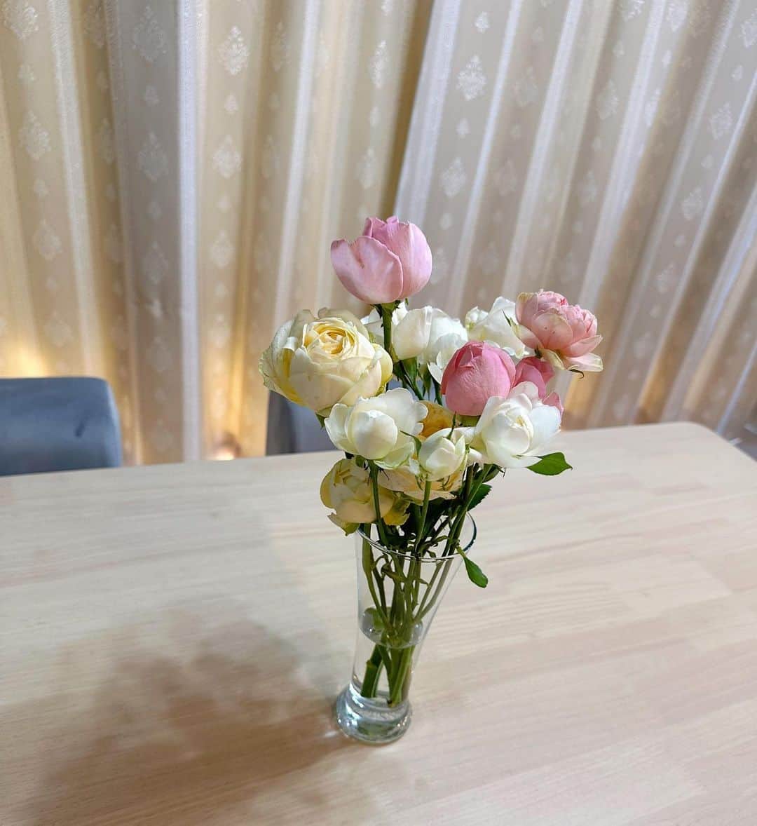 遠野愛のインスタグラム：「あしたは父の日！ きのう番組で紹介した棚町さんのバラ 飾ったら一気に部屋が華やかになりました♡  就職して初めて取材して原稿書いたのも 父の日にはバラ花束を贈ろうという話題で 1年目の父の日にプレゼントしたら喜んでくれたなぁ  本当に綺麗でいつまでも眺めてられる🌹  #花　#バラ　#父の日」