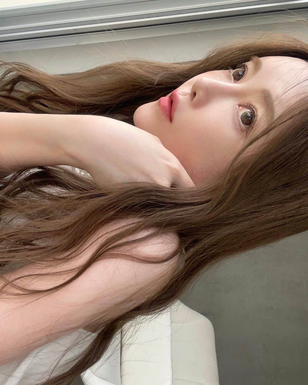 蓼沼綾のインスタグラム：「▼  𝐌𝐀𝐓𝐒𝐔𝐆𝐄  睫毛について いくつかご質問をいただいていたので 通っているサロンや使用アイテムをまとめておきます🖊️  万年、まつ毛エクステ人間だった私が、 自まつ毛を育てながらメンテナンスするようになってから、 盛れる&楽チンでとても過ごしやすくなりました🪽  ご参考になれば嬉しいです🫰🏻🤍  ▼ ▼ ▼  【まつげ美容液&育毛剤】 ▶︎Lash Addict / ラッシュアディクト コンディショニングセラム 5ml  とにかく生えてくる&伸びる！ 伸ばしたい毛穴に細く薄くアイラインを 引くように丁寧に乗せるのがポイントです💡  【まつげコーティング剤】 ▶︎Foula / フーラ ラッシュフィクサー 10ml カールをキープしつつ、 まつ毛にコシやハリを補ってくれます🖊️ お休みの日はこちらのコーティング剤で 保湿するだけにしています🫰🏻🤍  【マスカラ】  ▶︎Milk Touch / ミルクタッチ All day Long and Curl Mascara 10g ミルクタッチ オールデイロング アンド カールマスカラ ブラック / ブラウン ずっと愛用しているマスカラ🖊️ その日のメイクに合わせて ブラックとブラウンを使い分けています✔︎  【サロン】 ▶︎une fleur / アンフルール 表参道 @une_fleur_eyelash  @une_fleur_eyebrow  美眉スタイリングや 大人気まつげパーマの パリジェンヌラッシュリフトなど 何年もお願いしています🪽  ご担当はれいかさん( @une_fleur_reika )です🫰🏻💕  -----------------------------  #eyelush #まつげ美容液  #睫毛 #まつ育 #まつげ #パリジェンヌラッシュリフト  #まつげパーマ  #アンフルール #ワンホン #ヨシンモリ #透明感メイク #美容マニア  #白湯メイク #ロングヘア  #くびれヘア」