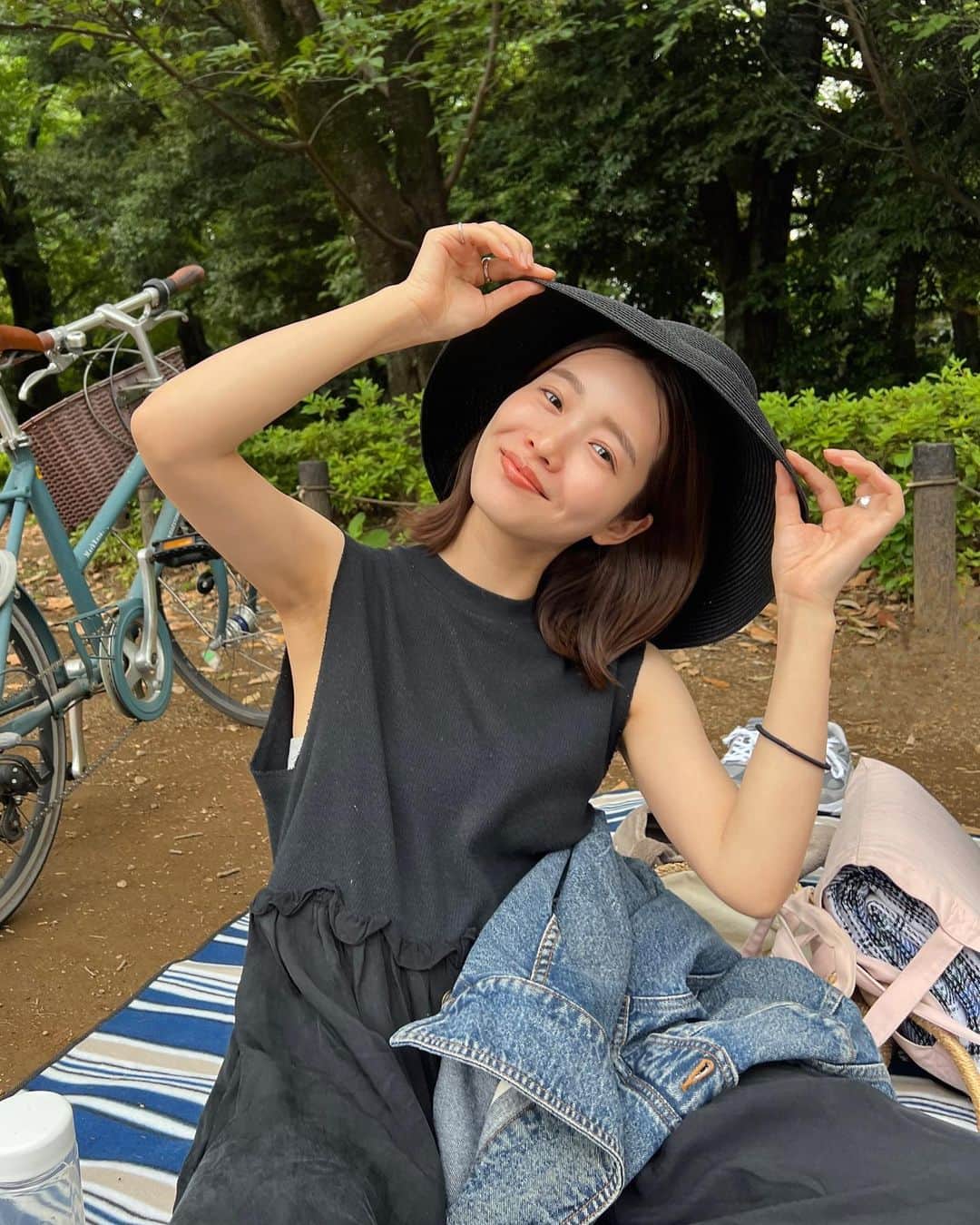 猪鼻ちひろのインスタグラム：「もう、夏？！😳❤️‍🔥 夕方の空もすきだなぁーーーーー♡ #ちひろのお洋服 #写真選ぶの放棄して多すぎ… #夏服 #ピクニック #黒と白多い」