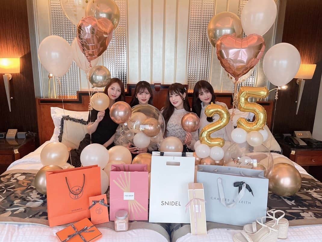 RENAのインスタグラム：「大好きななちゃの お誕生日サプライズ🎂💗  本人には何するとかどこいくとか 伝えてなくて、ゆいぴとねんじが いることはサプライズでした🤣✨ めちゃくちゃいいリアクションで 泣いてくれたの嬉しかったあ🥰🤍  バルーンって女の子の 憧れよね🥹✨✨ 中学の時から友達のあすみに 設置お願いしました🎈 @jeffersonsballoon   デザイン完璧😭✨✨ 本当にありがとう🙇  大好きなメンバーで 大好きな子のお誕生日を お祝いできて私も幸せな 気持ちになりました🥹✨✨ 本当にみんな可愛いのに ノリが最高すぎてとにかく 最高の一言しかでない。笑笑  これからも沢山思い出 作ろうね^ ^だいすき💗 ・ #バルーン  #バルーンアート #誕生日　#誕生日サプライズ #burlesquetokyo #バーレスク東京」