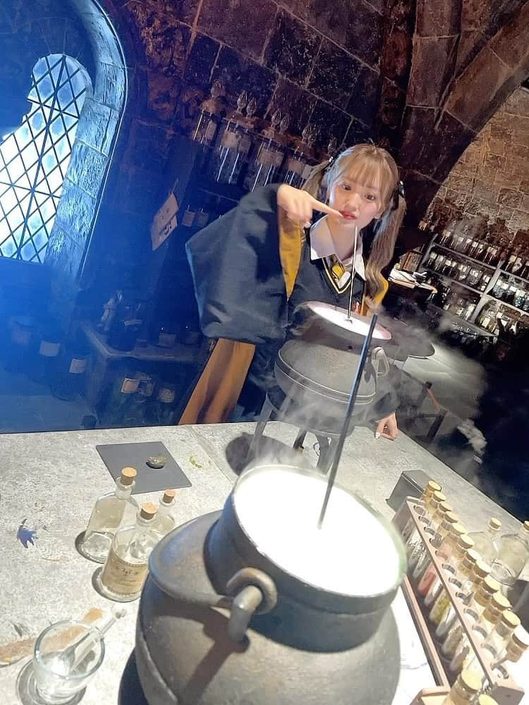 Ribonのインスタグラム：「魔法薬学🧙‍♀️♡ . . . . . . . . #burlesquetokyo #バーレスク東京 #スーパーバーレスク #japanesegirl  #六本木 #歌舞伎町 #ホグワーツ城 #ホグワーツ #ホグワーツ魔法魔術学校 #hogwarts #harrypotter #ハリーポッター #ハッフルパフ #helgahufflepuff #hufflepuff  #コスプレ #ワーナーブラザーズスタジオツアー #warnerbrothersstudiotour #warnerbrosstudios #warnerbrosstudiotour #warnerbrosstudiotourtokyo #ワーナーブラザーズスタジオツアー東京 #魔法薬学 #ツインテール」