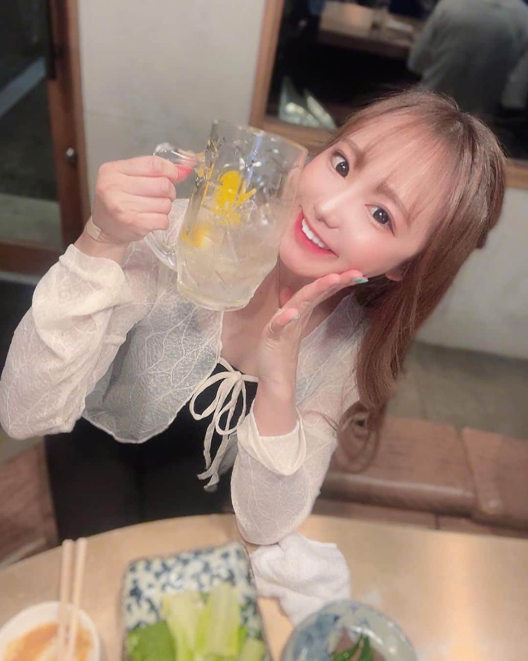 愛田杏奈のインスタグラム：「. . 今日も酔っ払いそぉな予感www 土曜営業頑張るぞ🫶 . . . ※姉が撮ってくれる写真盛れるぅぅ ポイント理解してくれててかわいーって言いながら撮ってくれるからとっても上機嫌になれる🤍笑 . .  #アラサー #アラサー女子 #お酒好き #酒好き女子 #ハイボール女子 #セルフヘアアレンジ #ハーフアップ #お団子ハーフアップ #大人女子 #独身女子 #お姉さん #フォロワー増やしたい #instagood #likesforlike  #followme」