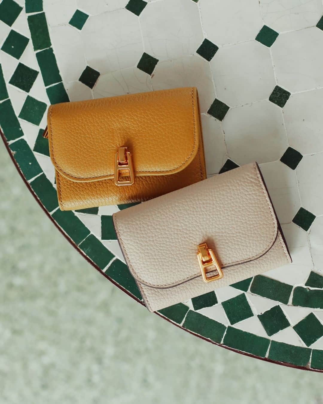 コチネレのインスタグラム：「Approach mid-day coffee dates in style while holding Coccinelle Magie wallet in hand.  #Coccinelle #FW23 #CoccinelleMagie」