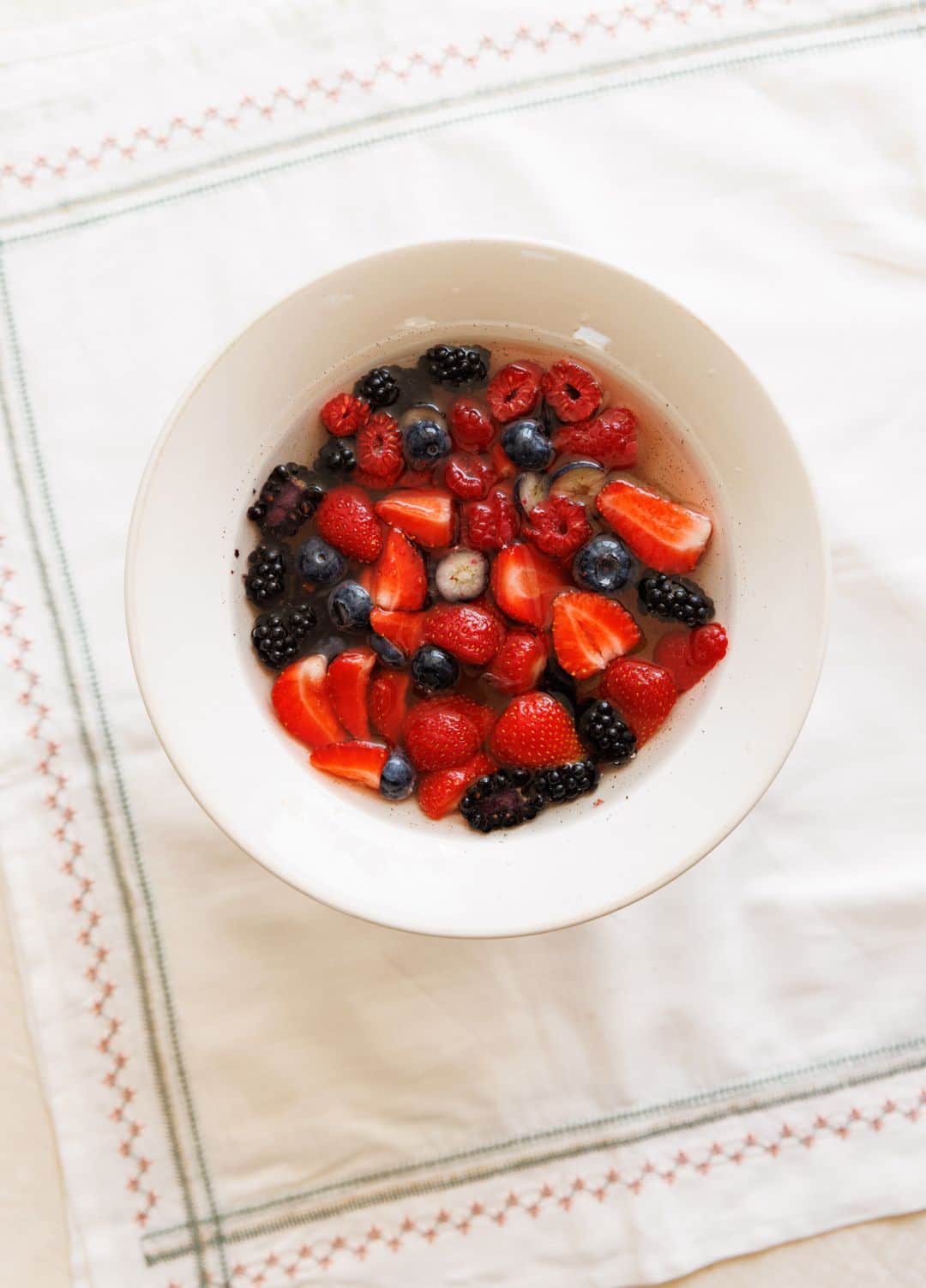 Zara Homeさんのインスタグラム写真 - (Zara HomeInstagram)「#zarahomerecipes TOFU WITH RED BERRY SYRUP. Discover this one and many more summer recipes at zarahome.com」6月17日 18時00分 - zarahome