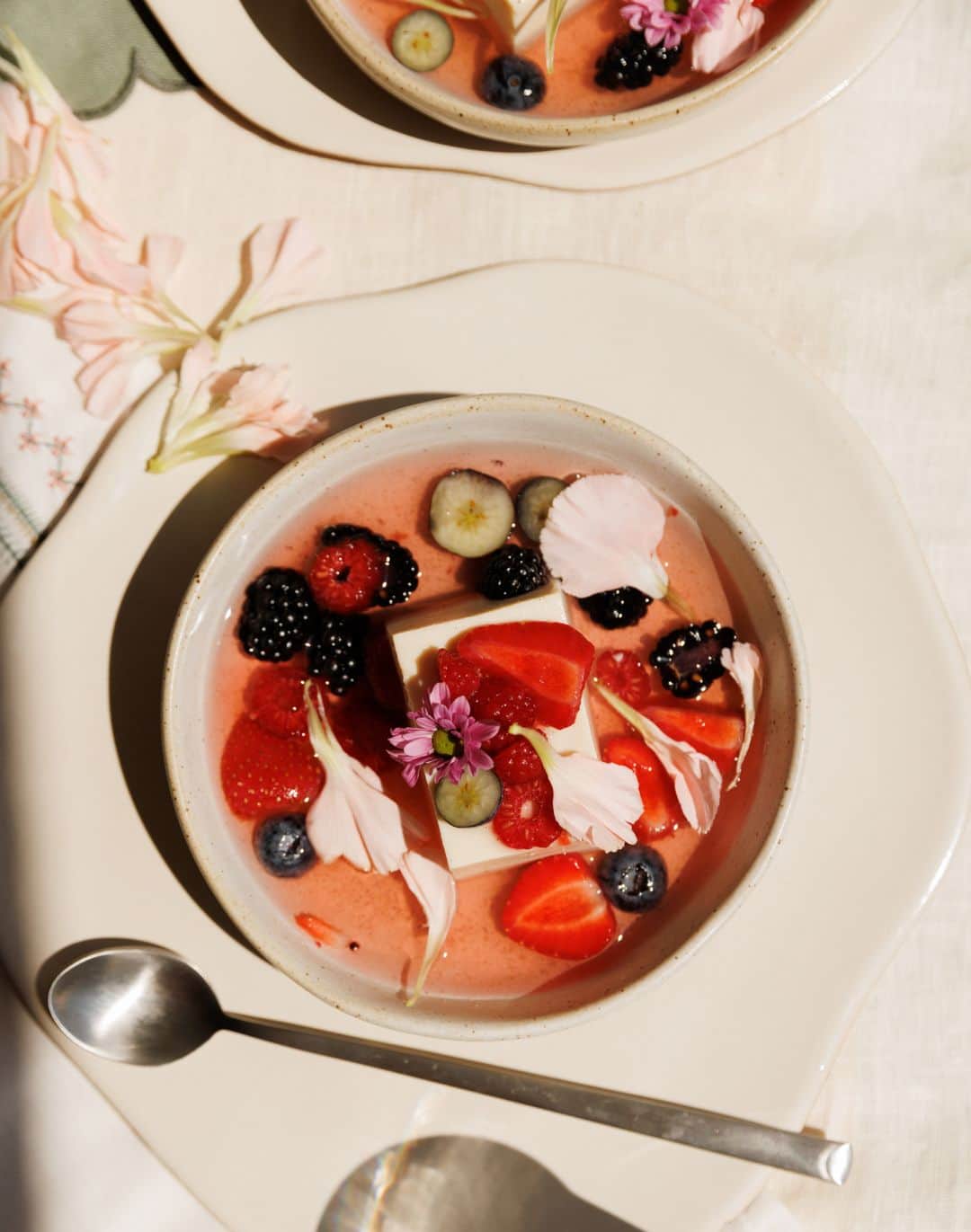 Zara Homeさんのインスタグラム写真 - (Zara HomeInstagram)「#zarahomerecipes TOFU WITH RED BERRY SYRUP. Discover this one and many more summer recipes at zarahome.com」6月17日 18時00分 - zarahome
