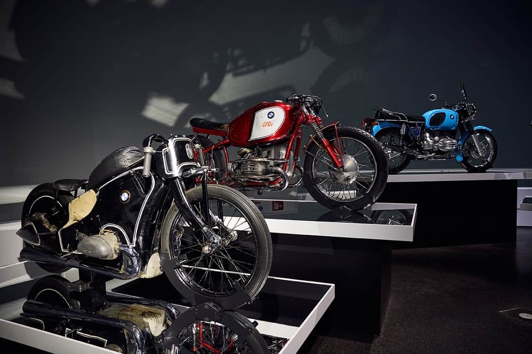 BMW Motorrad Japanさんのインスタグラム写真 - (BMW Motorrad JapanInstagram)「ドイツ・ミュンヘンにあるBMW Museumは、BMWの歴代製品を数多く所蔵しています。  BMW Motorradの100周年となる今年は、館内に特設コーナーに歴代の名車から現行モデルまでを展示しています。  展示の一部には戦前のレーシングマシンのほか、創業当時に製作された水平対向エンジンの実物も展示中です。  常設の展示では見ることのできない今年だけの特別展示をぜひご覧ください。  #MakeLifeARide #SoulFuel #100YearsBMWMotorrad #BMWMotorrad #BMWモトラッド #駆けぬける歓び #BMWミュージアム」6月17日 18時00分 - bmwmotorradjapan
