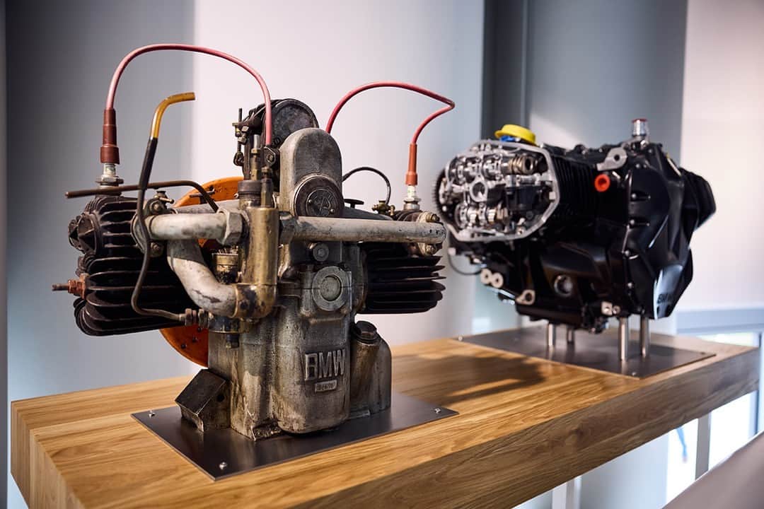 BMW Motorrad Japanさんのインスタグラム写真 - (BMW Motorrad JapanInstagram)「ドイツ・ミュンヘンにあるBMW Museumは、BMWの歴代製品を数多く所蔵しています。  BMW Motorradの100周年となる今年は、館内に特設コーナーに歴代の名車から現行モデルまでを展示しています。  展示の一部には戦前のレーシングマシンのほか、創業当時に製作された水平対向エンジンの実物も展示中です。  常設の展示では見ることのできない今年だけの特別展示をぜひご覧ください。  #MakeLifeARide #SoulFuel #100YearsBMWMotorrad #BMWMotorrad #BMWモトラッド #駆けぬける歓び #BMWミュージアム」6月17日 18時00分 - bmwmotorradjapan