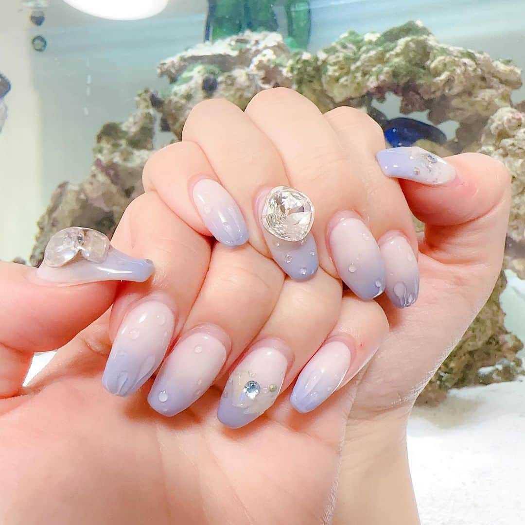 谷口夢奈のインスタグラム：「🌧 ⁡ ⁡ 梅雨の時期な6月は毎年水滴ネイル💦 ⁡ 今年は雫だったりリアルな水滴だったり 可愛く水しぶき飛ばしてもらいました🤍 ⁡ 後ろのお魚たちも見に来てくれたよ🐟 ⁡ ⁡ ⁡ #nail #ネイル #ブルーネイル #雫ネイル #水滴ネイル #雨ネイル #梅雨ネイル #パーツネイル #ワンホンネイル #bluenails #rainnails #dropnails #네일 #젤네일 #네일아트」