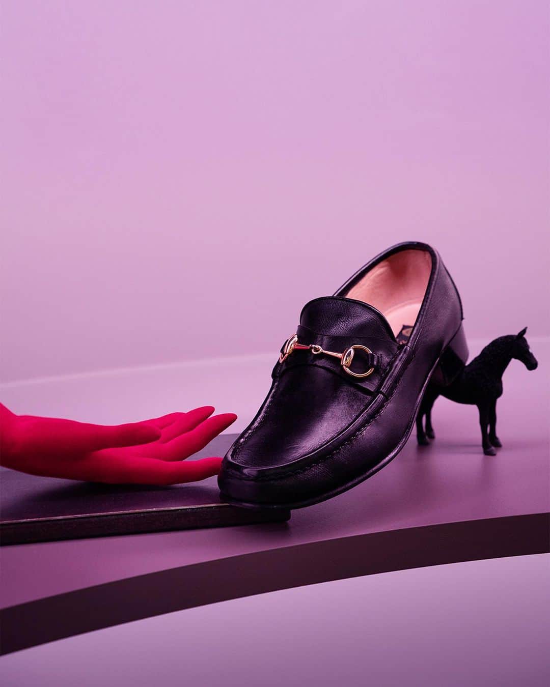 グッチのインスタグラム：「Visual artist Anna Franceschini created a cabinet of curiosities for the House’s temporary exhibition during Milan Fashion Week showcasing a selection of accessories and silks from the Gucci Archive that feature the Horsebit or equestrian themes—including the original loafer from 1953—and a 3D-printed reinterpretation of the House’s iconic style by PET LIGER, which was originally one of three digitally handcrafted versions created for the Vault Art Space Collection.  Spazio Maiocchi, Milan, June 17-18 from 10 a.m. to 6 p.m.   Discover more at link in bio.   #GucciHorsebit #AnnaFranceschini #MFW」