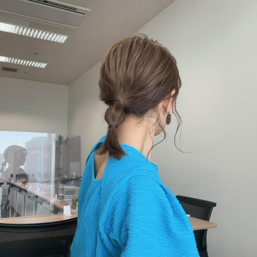岡部玲子さんのインスタグラム写真 - (岡部玲子Instagram)「本日の衣装とヘアアレンジ✨  とても鮮やかなブルーのワンピース👗✨  髪の毛は 1つにまとめてくださいました☺️  衣装とヘアアレンジ アクセサリーのバランスが素晴らしくて🥹✨  今日も感謝です🙏✨  🏇は最初は調子が良かったのですが 後半どんどん減っていき…  #ガッツリマイナス  でした😢  明日もあるから頑張ろう💪  今日もご視聴頂きました皆様✨ ありがとうございました🙇‍♀️  寒暖差が激しく 色々風邪なども流行っているようなので 皆様も体調にはお気をつけください‼️  #岡部玲子 #タレント　#レポーター　#競馬　#競馬キャスター　#グリーンチャンネル　#生放送　#競馬中継　#衣装　#ヘアアレンジ　#アクセサリー　#🏇　#tvshow #hairarrange #accessories #makeup」6月17日 17時52分 - reiko_okabe