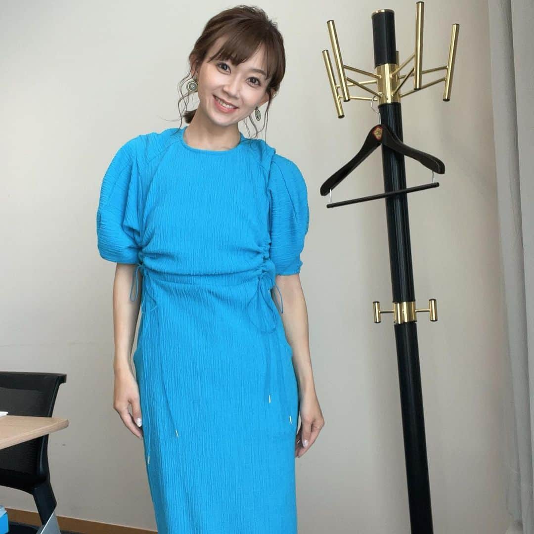 岡部玲子さんのインスタグラム写真 - (岡部玲子Instagram)「本日の衣装とヘアアレンジ✨  とても鮮やかなブルーのワンピース👗✨  髪の毛は 1つにまとめてくださいました☺️  衣装とヘアアレンジ アクセサリーのバランスが素晴らしくて🥹✨  今日も感謝です🙏✨  🏇は最初は調子が良かったのですが 後半どんどん減っていき…  #ガッツリマイナス  でした😢  明日もあるから頑張ろう💪  今日もご視聴頂きました皆様✨ ありがとうございました🙇‍♀️  寒暖差が激しく 色々風邪なども流行っているようなので 皆様も体調にはお気をつけください‼️  #岡部玲子 #タレント　#レポーター　#競馬　#競馬キャスター　#グリーンチャンネル　#生放送　#競馬中継　#衣装　#ヘアアレンジ　#アクセサリー　#🏇　#tvshow #hairarrange #accessories #makeup」6月17日 17時52分 - reiko_okabe