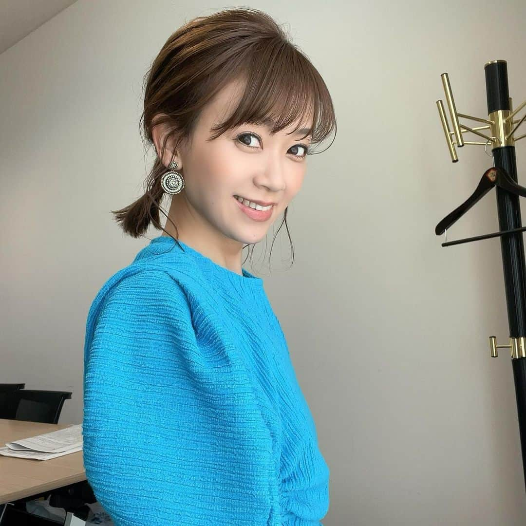 岡部玲子のインスタグラム：「本日の衣装とヘアアレンジ✨  とても鮮やかなブルーのワンピース👗✨  髪の毛は 1つにまとめてくださいました☺️  衣装とヘアアレンジ アクセサリーのバランスが素晴らしくて🥹✨  今日も感謝です🙏✨  🏇は最初は調子が良かったのですが 後半どんどん減っていき…  #ガッツリマイナス  でした😢  明日もあるから頑張ろう💪  今日もご視聴頂きました皆様✨ ありがとうございました🙇‍♀️  寒暖差が激しく 色々風邪なども流行っているようなので 皆様も体調にはお気をつけください‼️  #岡部玲子 #タレント　#レポーター　#競馬　#競馬キャスター　#グリーンチャンネル　#生放送　#競馬中継　#衣装　#ヘアアレンジ　#アクセサリー　#🏇　#tvshow #hairarrange #accessories #makeup」