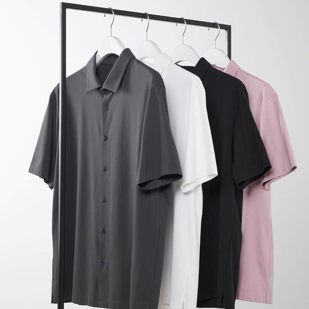 のインスタグラム：「Super smooth, light, and cool. A design that fits both business and casual settings. The collar has been designed to look great even when unbuttoned.  457834 AIRism Full Open Short-Sleeve Polo Shirt  #Uniqlo #LifeWear #uniqlopolos #poloshirt  *The product availability differs among regions. Please check your regional account or website.」
