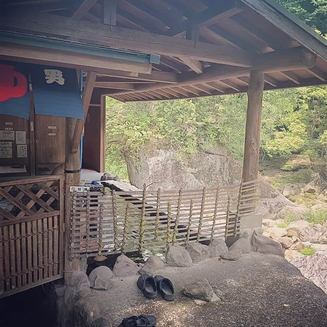 松本隆博さんのインスタグラム写真 - (松本隆博Instagram)「。⁡ ⁡ひなびた温泉♨に行きたくて。⁡ ⁡ここ露天風呂「若山」‪(´•ᴗ• ก )‬՞ ՞⁡ ⁡ここ露天風呂は…混浴( ᴖ ·̫ ᴖ )⁡ ⁡なんですーー((#♡-♡#))⁡ ⁡⁡ 還暦少年 松本隆博」6月17日 17時56分 - takam0210