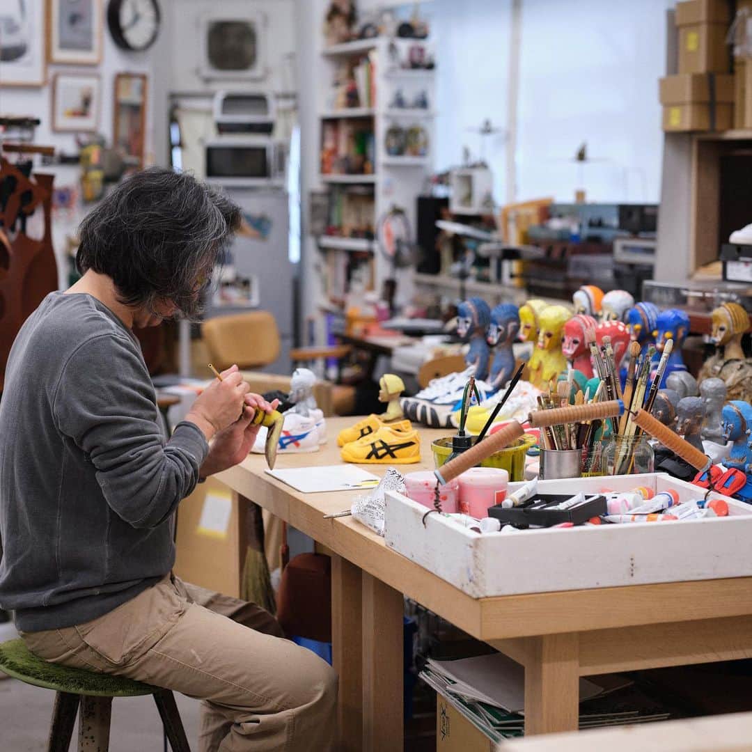 HYPEBEAST Japanさんのインスタグラム写真 - (HYPEBEAST JapanInstagram)「@onitsukatigerofficial は、同社が英ロンドンの旗艦店で展開するアートギャラリープロジェクト @tigergallery1949 にて、世界的に高い評価を受ける日本人アーティスト @izukat692 の個展 “PARASITIC : ONITSUKA” を、6月17日〜9月22日（現地時間）の期間に開催。  今回の個展のために、加藤氏は自身の代表的な人型モチーフと Onitsuka Tiger のスニーカーを組み合わせた彫刻作品やシューズボックスに描いた新作絵画、さらにブランドへのオマージュとなるミクストメディア作品など、計40点を特別に制作した。  続きは @hypebeastjp のプロフィール🔗から  #onitsukatiger #tigergallery #IzumiKato」6月17日 17時57分 - hypebeastjp