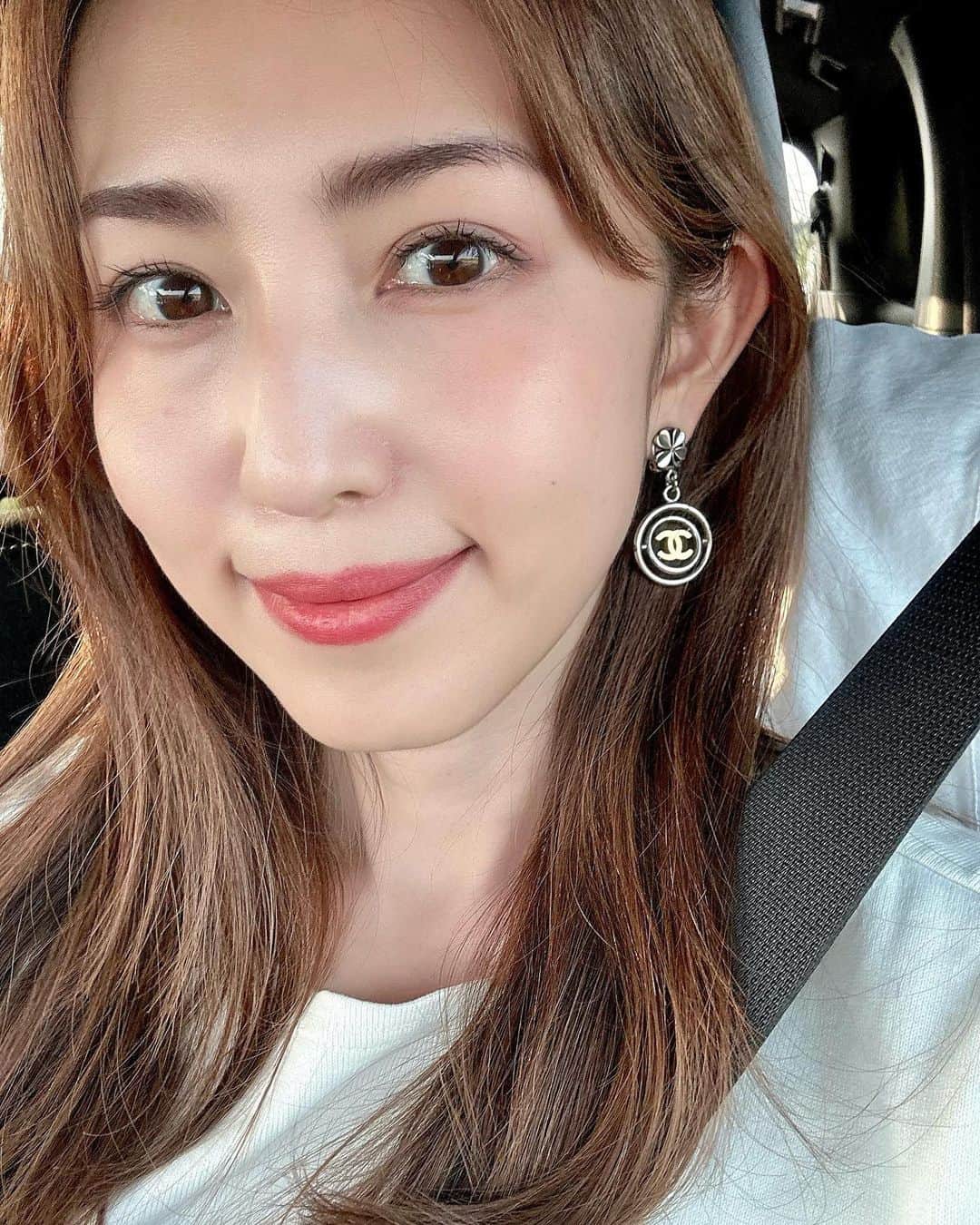 有村実樹さんのインスタグラム写真 - (有村実樹Instagram)「💄 先日UPした、お泊まりコスメで作ったメイクはこんな感じです。 ⁡ アイブロウとアイシャドウを兼用。 ⁡ 肌は日焼け止め下地のみなのでかなりナチュラルだけど、リップにしっかり色をつけているからメイクしてる感はちゃんと出てます😊 ⁡ ⁡ ⁡ ⁡ ⁡ ⁡ #スキンケア #美容 #美容好きな人と繋がりたい #メイク #コスメ #コスメ好きさんと繋がりたい #美容研究家 #植物療法士 #有村実樹 #miki_cosmetics_list #お泊まりコスメ」6月17日 17時57分 - arimura_miki
