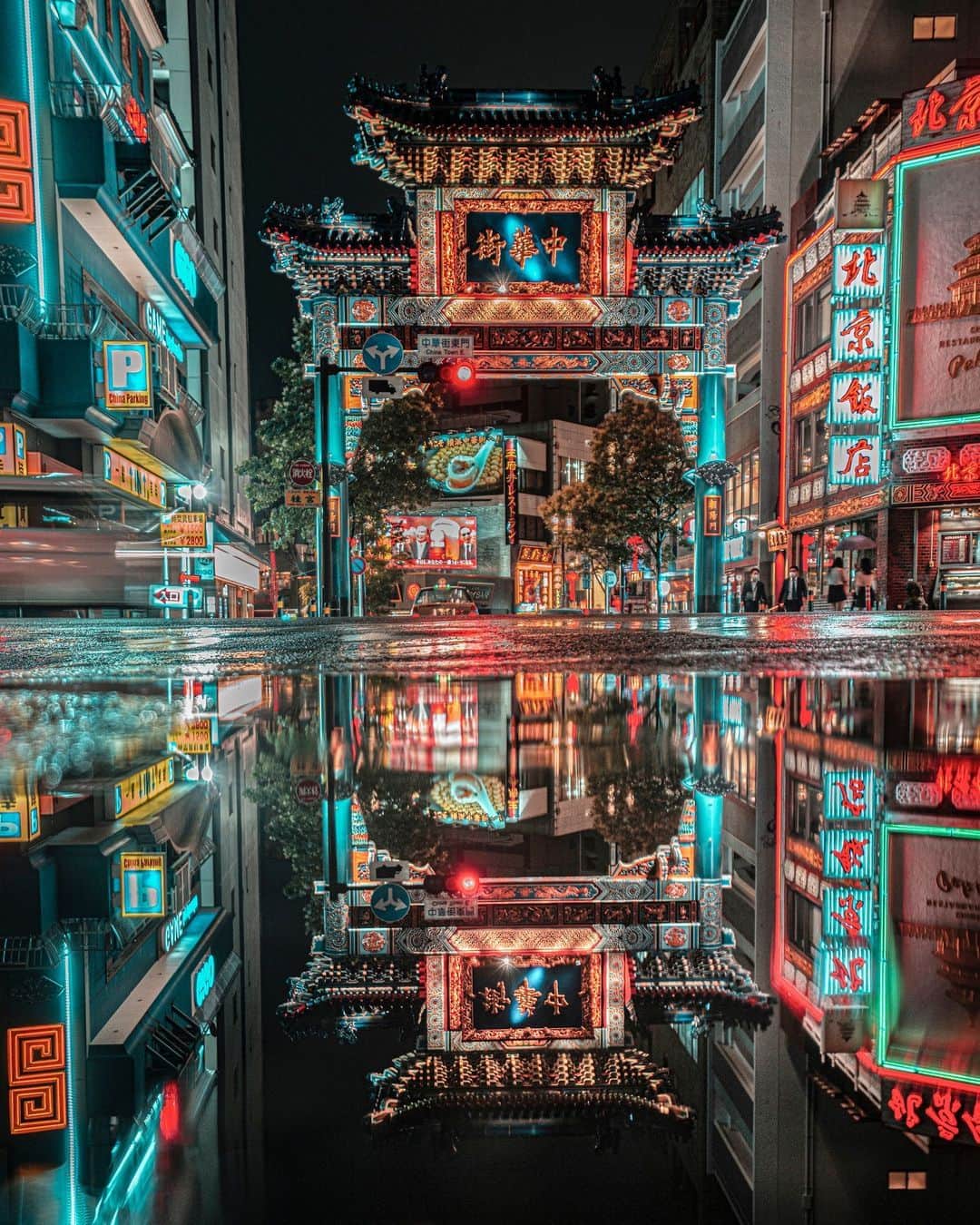 横浜市のインスタグラム：「Rainy season magic in Chinatown 🪄 Photo: @miyazaki_japan  #myyokohama   #yokohama #darlingescapes #beautifuldestinations #artofvisuals #somewheremagazine #discoverglobe #travelawesome #passionpassport #lovejapan #explorejapan #japanlife #japanfocus #japan_vacations #japanrevealed #よこはま #ヨコハマ #横浜」