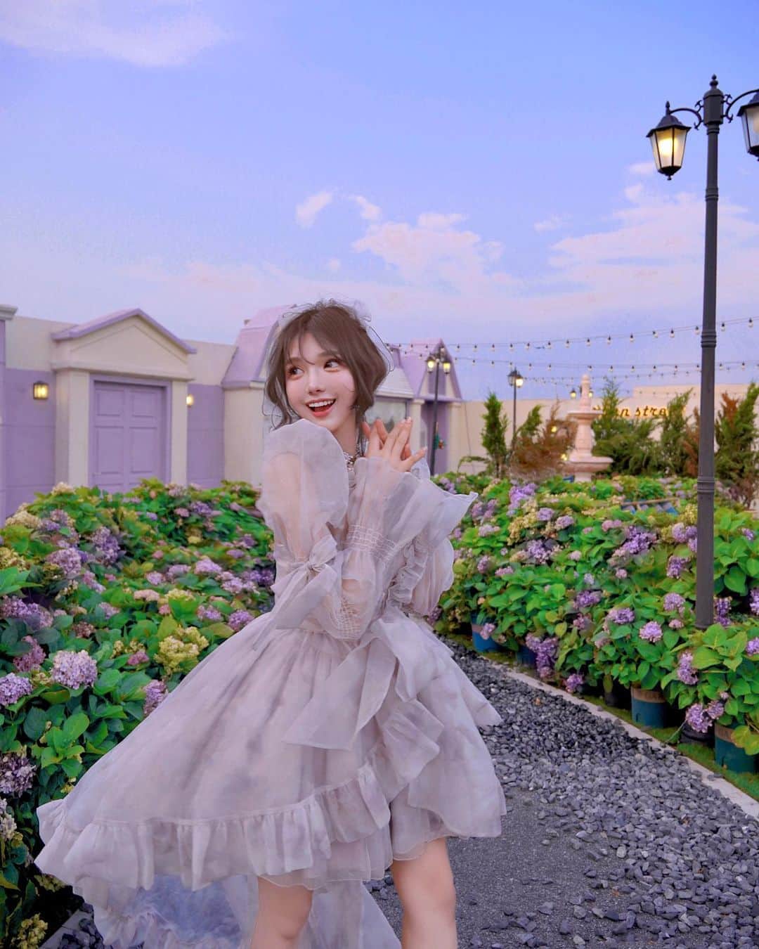 くまくまくまさんのインスタグラム写真 - (くまくまくまInstagram)「・ 中国の行ってみたかったところへ♡  ここの紫陽花は三月から咲いてて、超早咲き🤔  今はもうだいぶ枯れてるけど、雰囲気すごくよくて、幻想的な世界を体験できたよん👸  行けてよかったぁ〜🐾♩  #紫陽花#紫陽花の季節#アジサイ##カフェ活#カフェ巡り#映えカフェ#映えスポット#雰囲気女子#インスタ映え#ファンタジー#ガーリーコーデ#旬の花#ガーリーファッション#夏コーデ #夏服コーデ#雰囲気推してください#ミラーレスのある生活#一眼レフのある生活#ファンタジー#幻想的#中国ファッション#中国旅行#旅行好き#旅行好き女子#異国情緒」6月17日 18時08分 - dango_kuma
