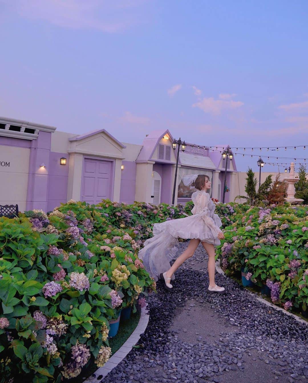くまくまくまさんのインスタグラム写真 - (くまくまくまInstagram)「・ 中国の行ってみたかったところへ♡  ここの紫陽花は三月から咲いてて、超早咲き🤔  今はもうだいぶ枯れてるけど、雰囲気すごくよくて、幻想的な世界を体験できたよん👸  行けてよかったぁ〜🐾♩  #紫陽花#紫陽花の季節#アジサイ##カフェ活#カフェ巡り#映えカフェ#映えスポット#雰囲気女子#インスタ映え#ファンタジー#ガーリーコーデ#旬の花#ガーリーファッション#夏コーデ #夏服コーデ#雰囲気推してください#ミラーレスのある生活#一眼レフのある生活#ファンタジー#幻想的#中国ファッション#中国旅行#旅行好き#旅行好き女子#異国情緒」6月17日 18時08分 - dango_kuma