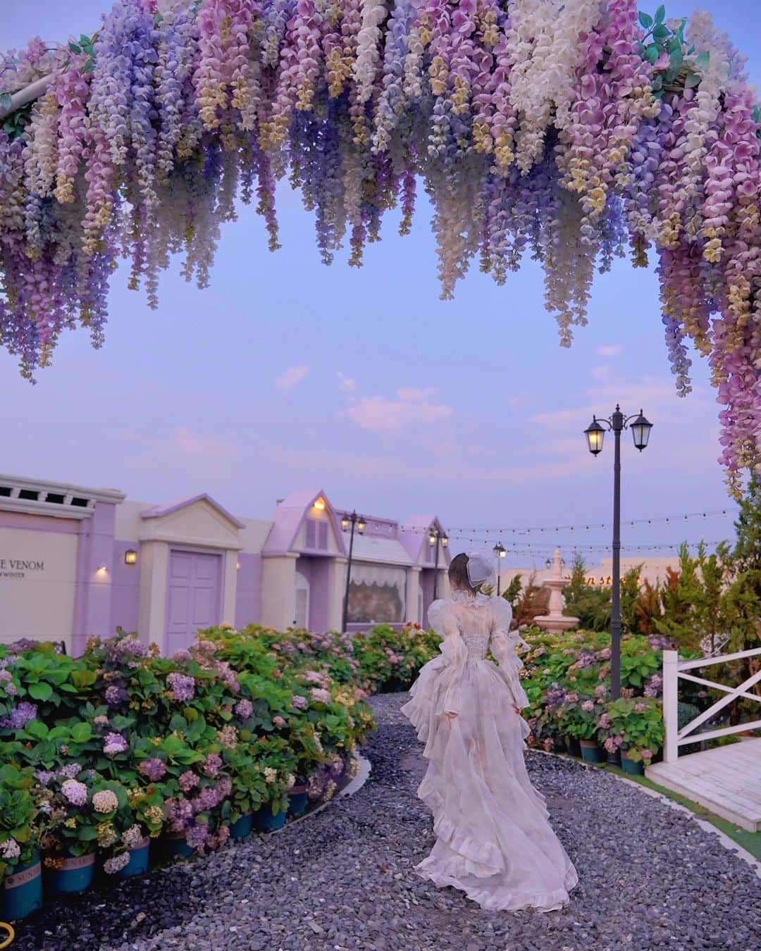 くまくまくまのインスタグラム：「・ 中国の行ってみたかったところへ♡  ここの紫陽花は三月から咲いてて、超早咲き🤔  今はもうだいぶ枯れてるけど、雰囲気すごくよくて、幻想的な世界を体験できたよん👸  行けてよかったぁ〜🐾♩  #紫陽花#紫陽花の季節#アジサイ##カフェ活#カフェ巡り#映えカフェ#映えスポット#雰囲気女子#インスタ映え#ファンタジー#ガーリーコーデ#旬の花#ガーリーファッション#夏コーデ #夏服コーデ#雰囲気推してください#ミラーレスのある生活#一眼レフのある生活#ファンタジー#幻想的#中国ファッション#中国旅行#旅行好き#旅行好き女子#異国情緒」