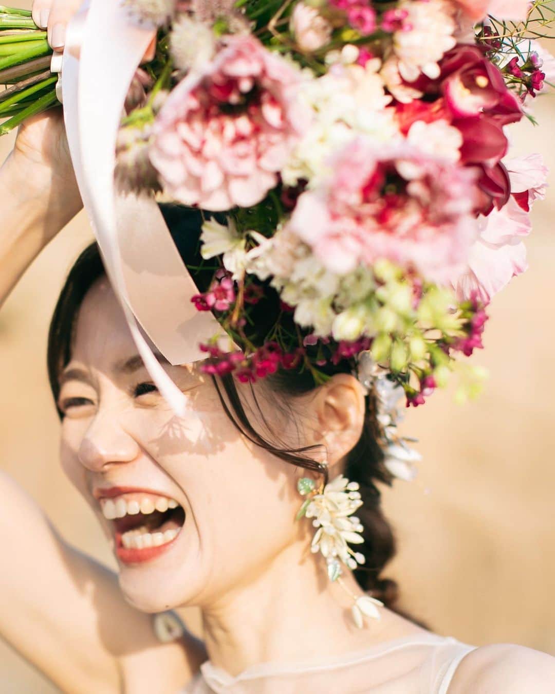 ラヴィ•ファクトリーさんのインスタグラム写真 - (ラヴィ•ファクトリーInstagram)「. 【写真で叶える結婚式】 . おふたりの笑顔溢れるロケーションフォトをご紹介🤍  ドキドキが伝わる花嫁様のお支度ショットは 欠かせない一枚です✨  海での撮影ではおんぶショットが魅力的です💙  . —————— ラヴィファクトリー: @hiroshima_laviefactory Photographer: @shunta_nagami  AREA:JAPAN,HIROSHIMA —————— @laviefactoryをフォローして #laviefactory #ラヴィファクトリー のハッシュタグをつけて お写真を投稿してみてくださいね✳︎ . こちらの公式IG（@laviefactory） で取り上げさせていただきます✨ . 思わず笑顔になれるハートのある 「家族写真」はラヴィクルール* >>>@laviecouleur_official . #wedding #weddingphotography #photo  #ハートのある写真 #instawedding #結婚写真 #ウェディング #ウェディングフォト #撮影指示書 #ロケーションフォト #前撮り#写真好きな人と繋がりたい #フォトウェディング #卒花 #後撮り #ウェディングニュース #前撮り小物 #前撮りフォト  #前撮りアイテム #ウェディング撮影 #撮影構図 #前撮りアイディア #撮影指示書  #花嫁コーディネート  #和装 #色打掛 #お支度ショット #洋装フォト」6月17日 18時09分 - laviefactory