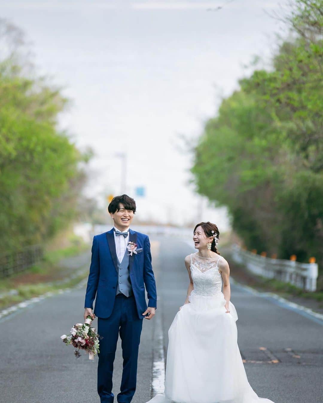 ラヴィ•ファクトリーさんのインスタグラム写真 - (ラヴィ•ファクトリーInstagram)「. 【写真で叶える結婚式】 . おふたりの笑顔溢れるロケーションフォトをご紹介🤍  ドキドキが伝わる花嫁様のお支度ショットは 欠かせない一枚です✨  海での撮影ではおんぶショットが魅力的です💙  . —————— ラヴィファクトリー: @hiroshima_laviefactory Photographer: @shunta_nagami  AREA:JAPAN,HIROSHIMA —————— @laviefactoryをフォローして #laviefactory #ラヴィファクトリー のハッシュタグをつけて お写真を投稿してみてくださいね✳︎ . こちらの公式IG（@laviefactory） で取り上げさせていただきます✨ . 思わず笑顔になれるハートのある 「家族写真」はラヴィクルール* >>>@laviecouleur_official . #wedding #weddingphotography #photo  #ハートのある写真 #instawedding #結婚写真 #ウェディング #ウェディングフォト #撮影指示書 #ロケーションフォト #前撮り#写真好きな人と繋がりたい #フォトウェディング #卒花 #後撮り #ウェディングニュース #前撮り小物 #前撮りフォト  #前撮りアイテム #ウェディング撮影 #撮影構図 #前撮りアイディア #撮影指示書  #花嫁コーディネート  #和装 #色打掛 #お支度ショット #洋装フォト」6月17日 18時09分 - laviefactory