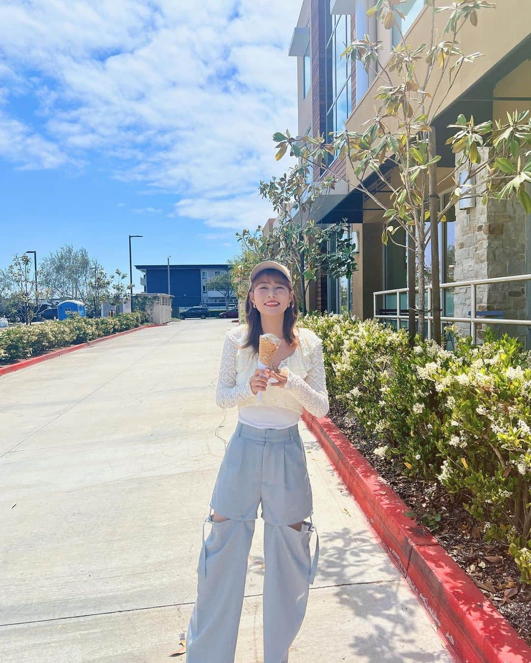 阿部マリアさんのインスタグラム写真 - (阿部マリアInstagram)「從LA回來的路上說 「至少三個月我不會想吃漢堡了」 回來第二天、今天、我吃了漢堡  ⋯誰敢相信呢🫢🍔？！  ⋯Cap⋯ @snidel_taiwan  ⋯Earrings⋯ @joni_accessories  ⋯Cardigan⋯ @lily_brown_official  ⋯Camisole⋯ @afad_taiwan  ⋯Pants⋯ @heather_taiwan」6月17日 18時09分 - _abedesu