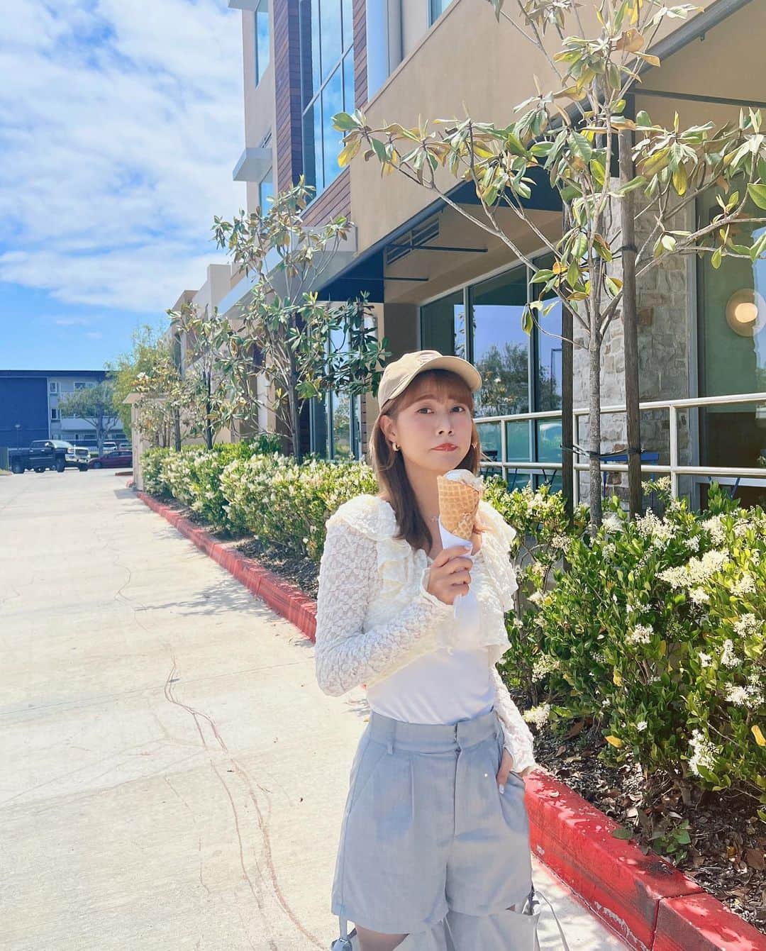 阿部マリアさんのインスタグラム写真 - (阿部マリアInstagram)「從LA回來的路上說 「至少三個月我不會想吃漢堡了」 回來第二天、今天、我吃了漢堡  ⋯誰敢相信呢🫢🍔？！  ⋯Cap⋯ @snidel_taiwan  ⋯Earrings⋯ @joni_accessories  ⋯Cardigan⋯ @lily_brown_official  ⋯Camisole⋯ @afad_taiwan  ⋯Pants⋯ @heather_taiwan」6月17日 18時09分 - _abedesu