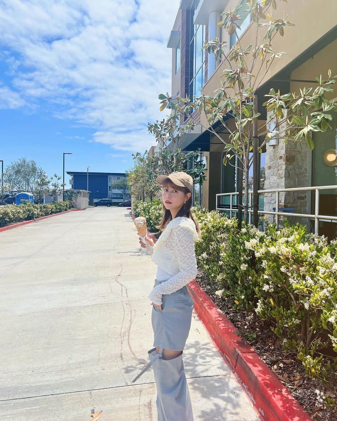 阿部マリアさんのインスタグラム写真 - (阿部マリアInstagram)「從LA回來的路上說 「至少三個月我不會想吃漢堡了」 回來第二天、今天、我吃了漢堡  ⋯誰敢相信呢🫢🍔？！  ⋯Cap⋯ @snidel_taiwan  ⋯Earrings⋯ @joni_accessories  ⋯Cardigan⋯ @lily_brown_official  ⋯Camisole⋯ @afad_taiwan  ⋯Pants⋯ @heather_taiwan」6月17日 18時09分 - _abedesu