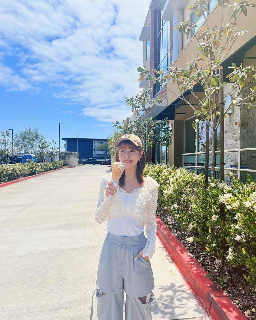 阿部マリアのインスタグラム：「從LA回來的路上說 「至少三個月我不會想吃漢堡了」 回來第二天、今天、我吃了漢堡  ⋯誰敢相信呢🫢🍔？！  ⋯Cap⋯ @snidel_taiwan  ⋯Earrings⋯ @joni_accessories  ⋯Cardigan⋯ @lily_brown_official  ⋯Camisole⋯ @afad_taiwan  ⋯Pants⋯ @heather_taiwan」