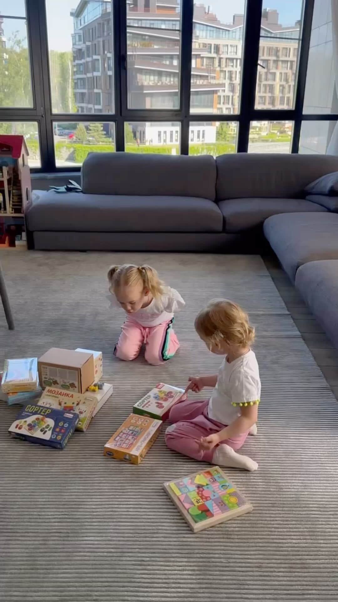 のインスタグラム：「Можно смотреть вечно на то, как Ева и Зоя играют с игрушками 🧸❤️  Сегодня у нас это безопасные и развивающие игрушки для малышей от фабрики игрушек Alatoys. В основу компании легла идея делать детей по всему миру счастливее благодаря увлекательным и развивающим игрушкам.  В 2010 году фабрика запустила небольшое семейное производство. И уже в 2023 году Alatoys стал ТОП-1 в России по производству деревнях игрушек, которые экспортируются в шесть стран мира: Беларусь, Армению, Грузию, Казахстан и США. А в этом году представляют новую коллекцию игрушек в Объединенных Арабских Эмиратах☝🏽   Маленькая идея о создании игрушек переросла в большую фабрику, которая производит и экспортирует деревянные развивающие изделия в страны мира.  Еве и Зое понравилась каждая игра, советую и для ваших малышей❤️  Все игрушки ищите у них в инстаграм @alatoys_official или на сайте: https://alatoys.info/」