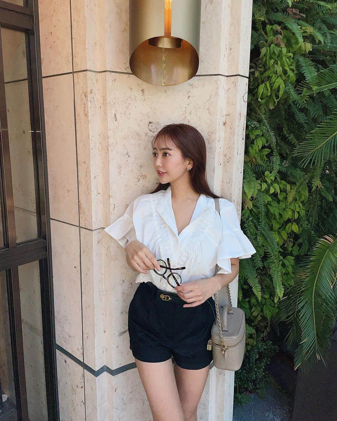 佐野友妃子さんのインスタグラム写真 - (佐野友妃子Instagram)「たっぷりギャザーと大きめのフリル袖が可愛い夏コーデ🤍​ ​ 前後２wayで着れるし羽織りとしてもおすすめ🪽​ ​ @classicalelf_official  ​ ​ #classicalelf #クラシカルエルフ #エルフコーデ #タイアップ #JAVA #ジャバ​」6月17日 18時01分 - yukikosano1111
