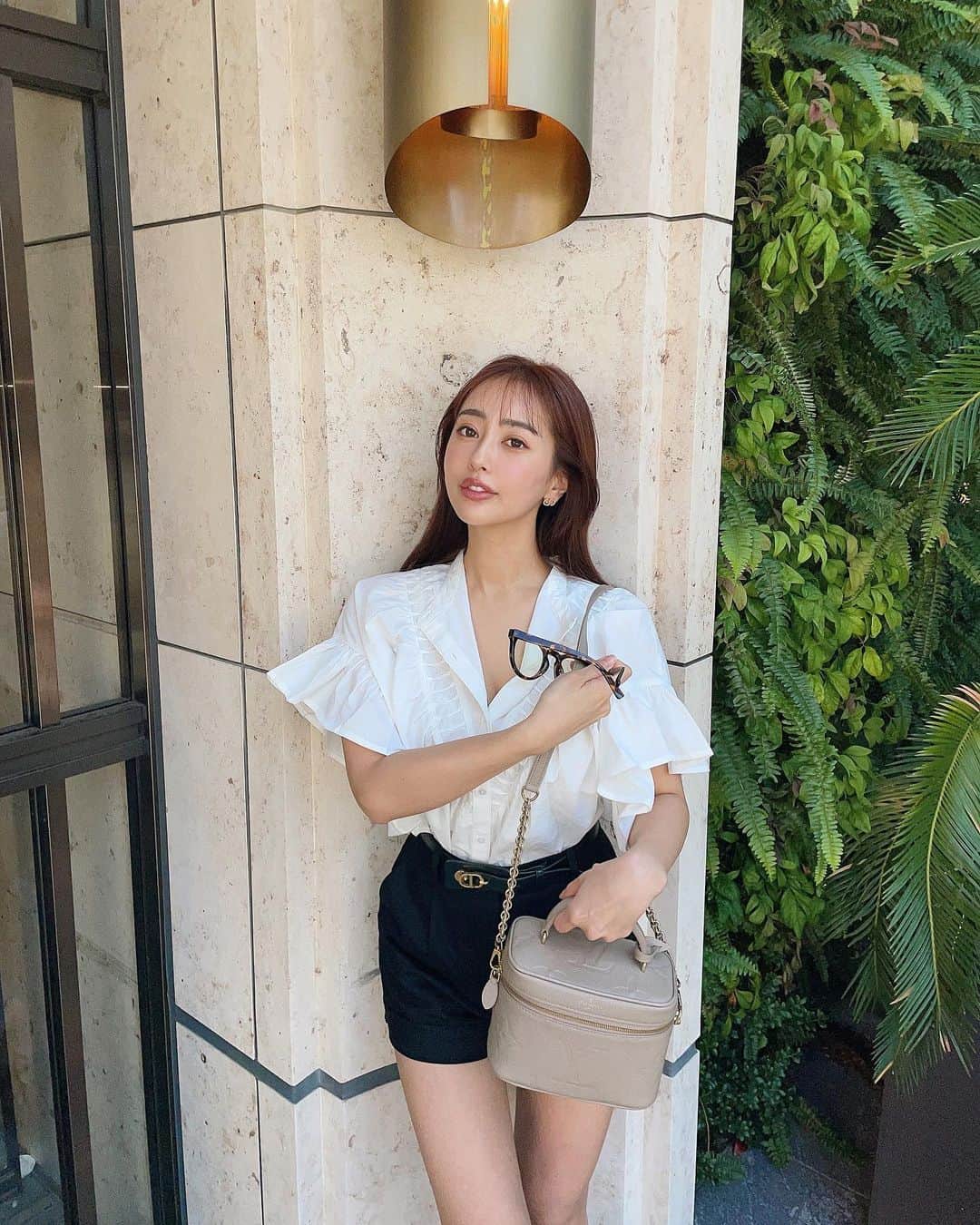 佐野友妃子さんのインスタグラム写真 - (佐野友妃子Instagram)「たっぷりギャザーと大きめのフリル袖が可愛い夏コーデ🤍​ ​ 前後２wayで着れるし羽織りとしてもおすすめ🪽​ ​ @classicalelf_official  ​ ​ #classicalelf #クラシカルエルフ #エルフコーデ #タイアップ #JAVA #ジャバ​」6月17日 18時01分 - yukikosano1111