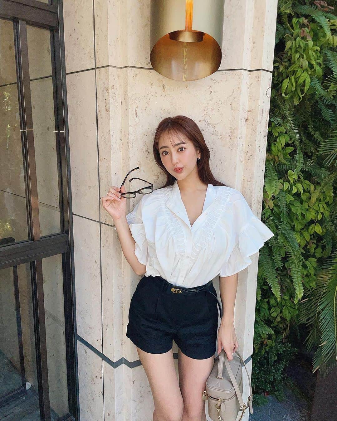 のインスタグラム：「たっぷりギャザーと大きめのフリル袖が可愛い夏コーデ🤍​ ​ 前後２wayで着れるし羽織りとしてもおすすめ🪽​ ​ @classicalelf_official  ​ ​ #classicalelf #クラシカルエルフ #エルフコーデ #タイアップ #JAVA #ジャバ​」