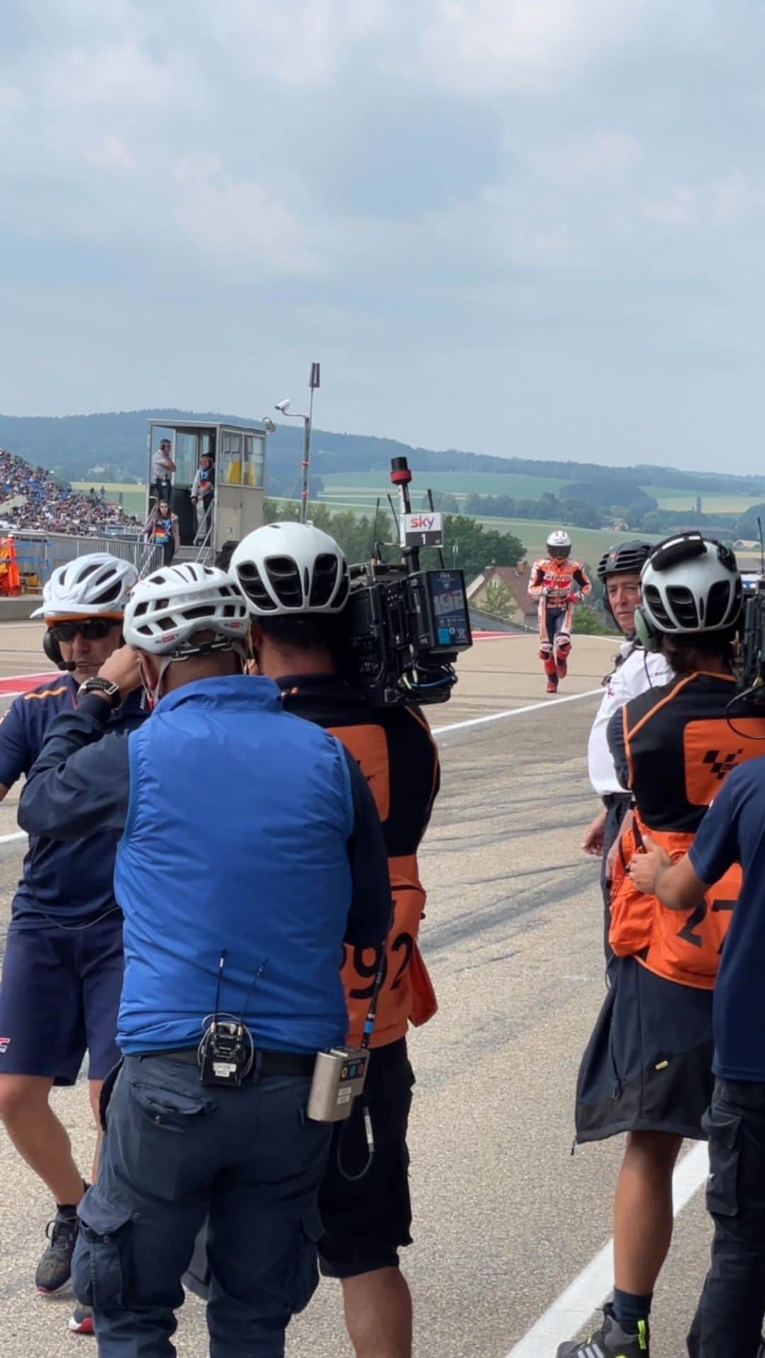 レプソル・ホンダのインスタグラム：「@marcmarquez93 moments. Back on the bike within 30 seconds.」