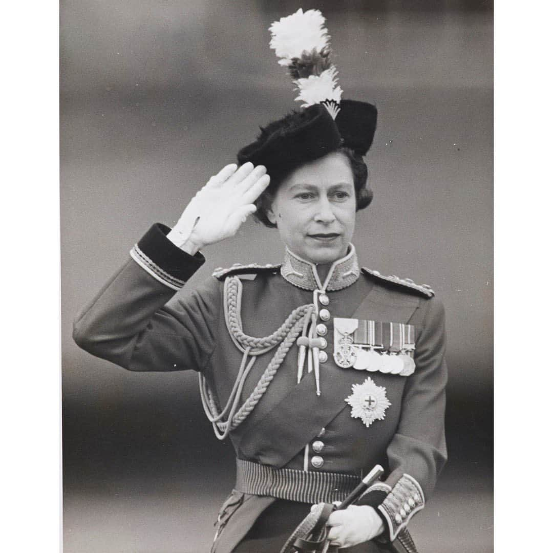 ロイヤル・ファミリーさんのインスタグラム写真 - (ロイヤル・ファミリーInstagram)「Today, The King will attend Trooping the Colour for the first time as Monarch.   He is no stranger to the Sovereign’s Birthday Parade, though, having attended from an early age.   📷 In this 1951 photo, His Majesty - then a two-year-old Prince Charles – is seen with his grandmother, Queen Elizabeth, and aunt, Princess Margaret, returning to Buckingham Palace following Trooping the Colour. His mother, then Princess Elizabeth, had taken the salute on behalf of King George VI who was unwell.   Swipe to see a photo of the late Queen wearing the uniform of the Welsh Guards and taking the salute during Trooping the Colour at Horse Guards Parade in 1965.   #troopingthecolour #military #ceremonial #queenelizabeth #princecharles #theking #kingcharles #princessmargaret #elizabethII #buckinghampalace」6月17日 18時02分 - theroyalfamily