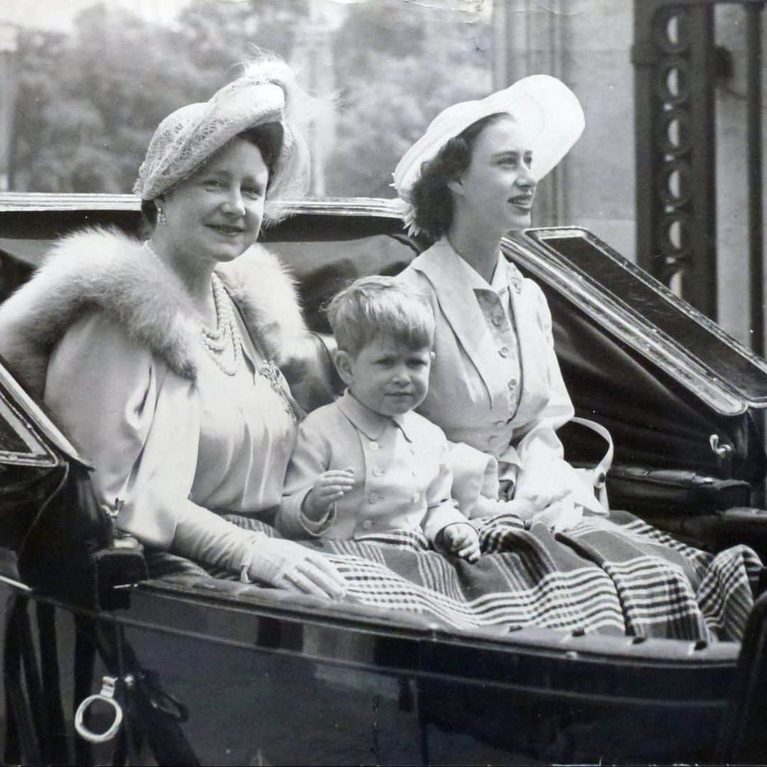 ロイヤル・ファミリーのインスタグラム：「Today, The King will attend Trooping the Colour for the first time as Monarch.   He is no stranger to the Sovereign’s Birthday Parade, though, having attended from an early age.   📷 In this 1951 photo, His Majesty - then a two-year-old Prince Charles – is seen with his grandmother, Queen Elizabeth, and aunt, Princess Margaret, returning to Buckingham Palace following Trooping the Colour. His mother, then Princess Elizabeth, had taken the salute on behalf of King George VI who was unwell.   Swipe to see a photo of the late Queen wearing the uniform of the Welsh Guards and taking the salute during Trooping the Colour at Horse Guards Parade in 1965.   #troopingthecolour #military #ceremonial #queenelizabeth #princecharles #theking #kingcharles #princessmargaret #elizabethII #buckinghampalace」