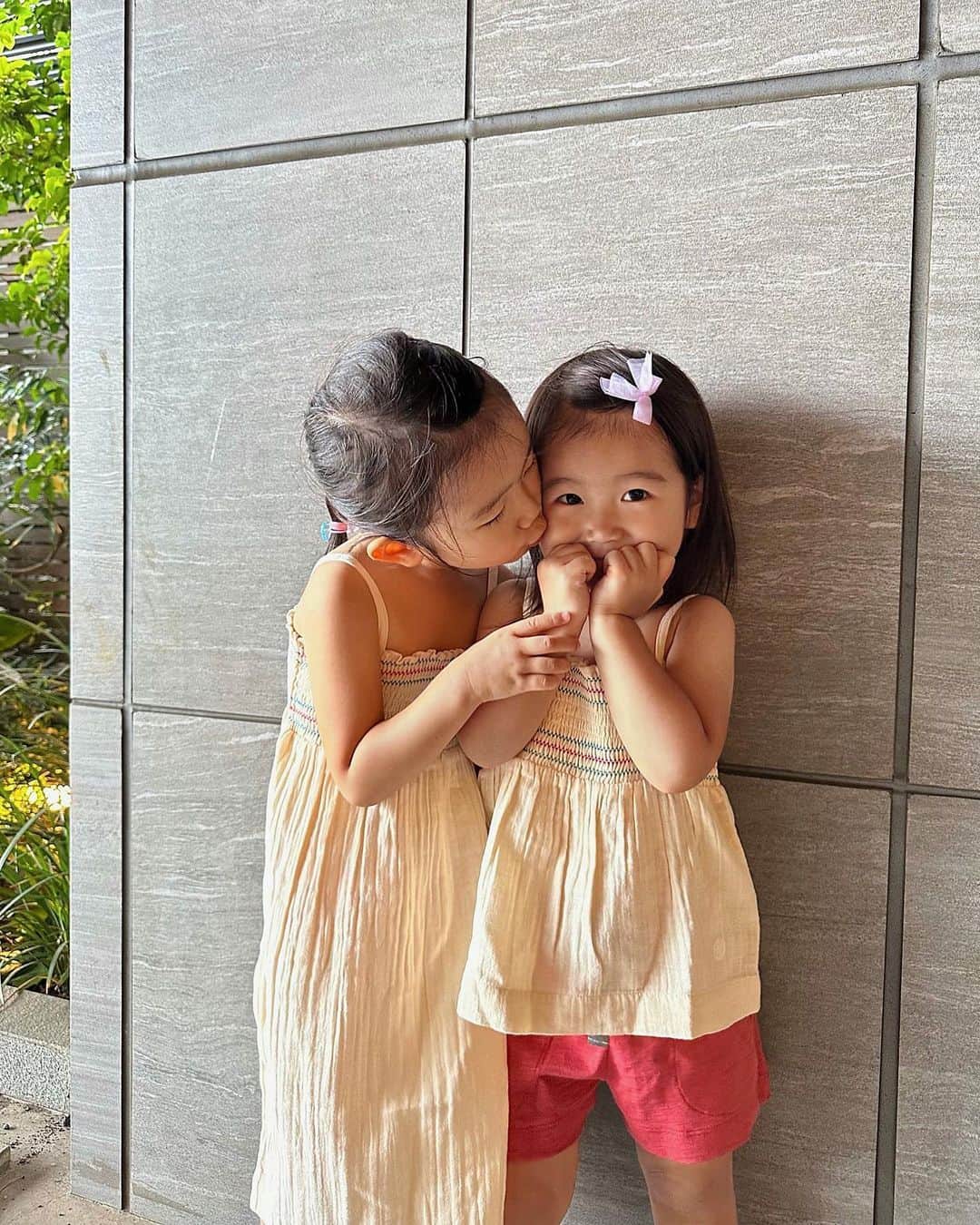 稲川千里さんのインスタグラム写真 - (稲川千里Instagram)「@petitbateau_jp で姉妹リンクコーデ💛  エナがいきなりポージングしだして笑いました🤣  生地が薄めなのでワンピースは中に アンダーパンツを履いた方が良さそうですね😌  可愛くて夏に大活躍しそう🥰🌻🍉  #プチバトー #プチマトロ #petitgateau #姉妹リンクコーデ #リンクコーデ #娘たち」6月17日 18時03分 - chiicamera