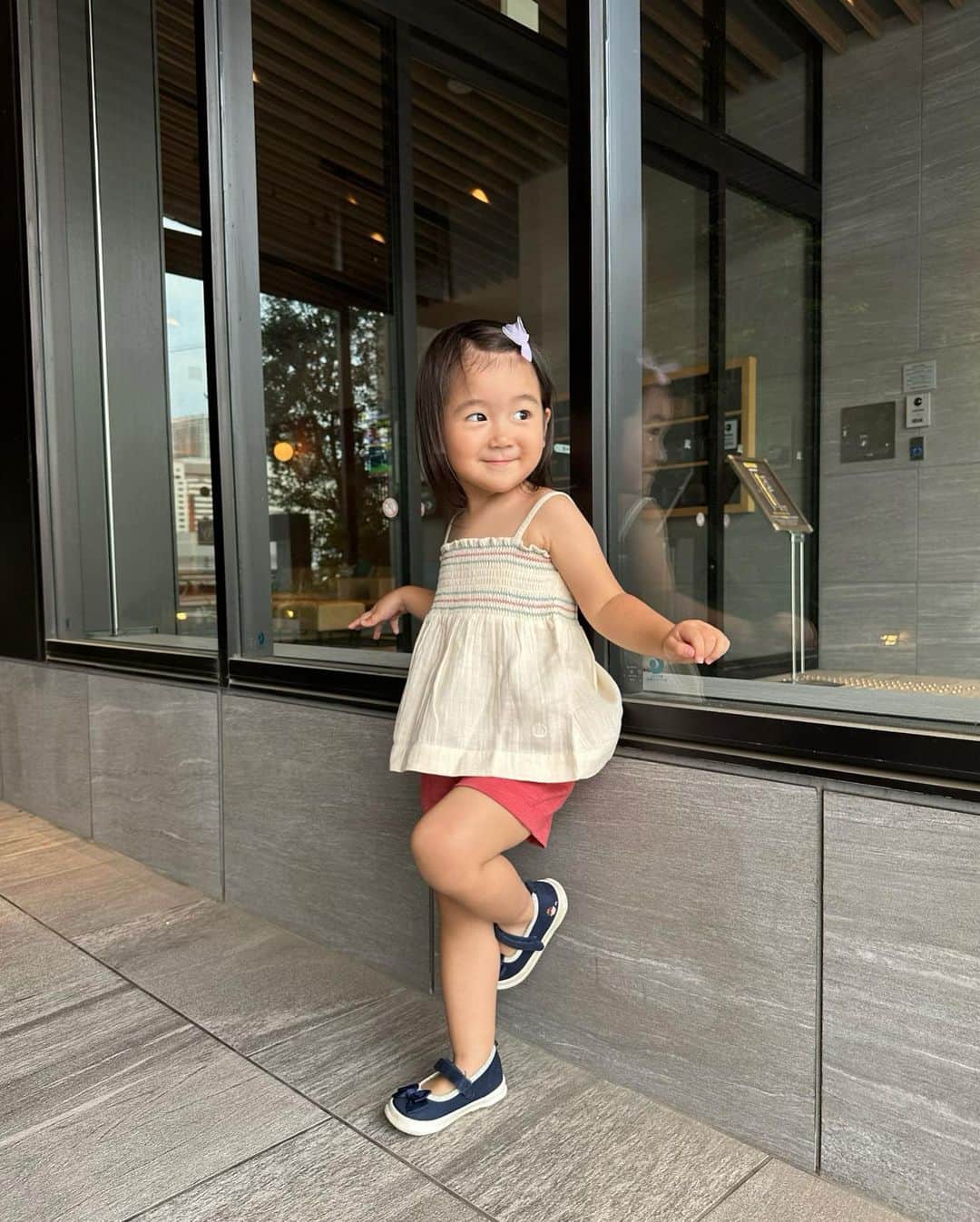稲川千里さんのインスタグラム写真 - (稲川千里Instagram)「@petitbateau_jp で姉妹リンクコーデ💛  エナがいきなりポージングしだして笑いました🤣  生地が薄めなのでワンピースは中に アンダーパンツを履いた方が良さそうですね😌  可愛くて夏に大活躍しそう🥰🌻🍉  #プチバトー #プチマトロ #petitgateau #姉妹リンクコーデ #リンクコーデ #娘たち」6月17日 18時03分 - chiicamera