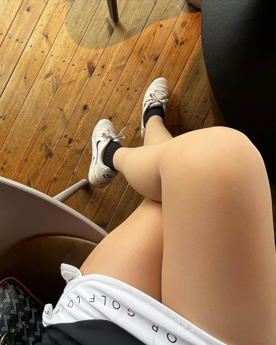 mimiさんのインスタグラム写真 - (mimiInstagram)「ブラックコーデに合わせて♡  カラバリが半端ない靴下で コーデしてみ鯛🧦  夏は色んな色＆丈のソックスを履いてゴルフしたいタイプの人間なので、何種類か注文してみたよ♪ (今回は王道で👑)  なんか色が私の好きそうな感じになってる🤤 くるぶしソックスは、ゴルフの帰り用に❤️  ゴルフ用じゃないんだけど、 お求めやすくて迷うくらい種類あるから是非足元のオシャレし鯛は見てみてね❤️  動画はダフりが止まらない5Wに、リアクション海外っぽくなってる私👵⛳️  #ゴルフ  #ゴルフ女子　#ゴルフ男子  #ゴルフおばさん #ゴルフウェア  #ゴルフコーデ #ゴルフ好きな人と繋がりたい  #ゴルフスイング  #ゴルフバカ   PR @lovesox_official #lovesox #ラブソックス #靴下 #ソックス #ワークアウト女子 #アクティブ女子 #靴下コーデ #足元コーデ」6月17日 18時03分 - mimigolf0817