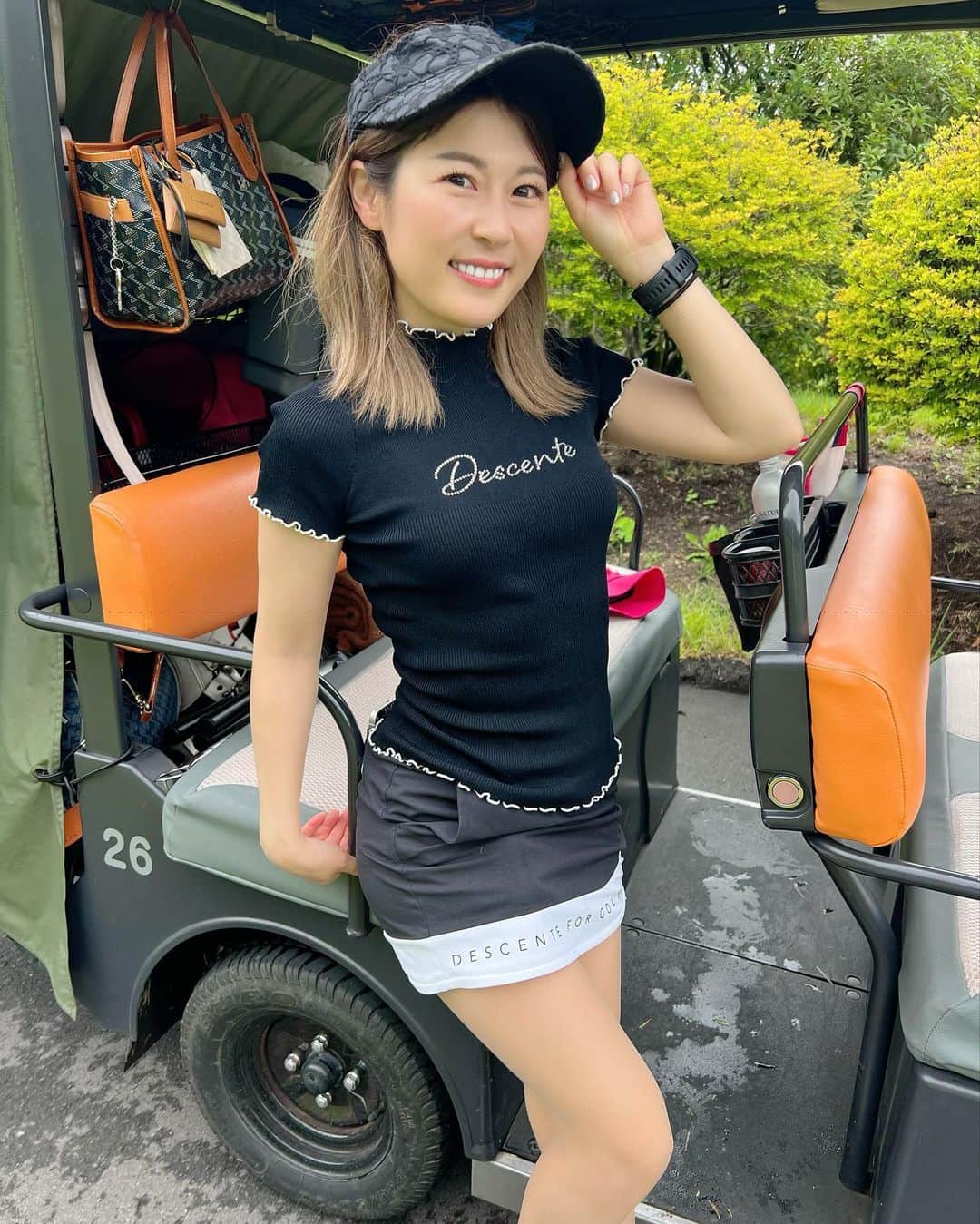 のインスタグラム：「ブラックコーデに合わせて♡  カラバリが半端ない靴下で コーデしてみ鯛🧦  夏は色んな色＆丈のソックスを履いてゴルフしたいタイプの人間なので、何種類か注文してみたよ♪ (今回は王道で👑)  なんか色が私の好きそうな感じになってる🤤 くるぶしソックスは、ゴルフの帰り用に❤️  ゴルフ用じゃないんだけど、 お求めやすくて迷うくらい種類あるから是非足元のオシャレし鯛は見てみてね❤️  動画はダフりが止まらない5Wに、リアクション海外っぽくなってる私👵⛳️  #ゴルフ  #ゴルフ女子　#ゴルフ男子  #ゴルフおばさん #ゴルフウェア  #ゴルフコーデ #ゴルフ好きな人と繋がりたい  #ゴルフスイング  #ゴルフバカ   PR @lovesox_official #lovesox #ラブソックス #靴下 #ソックス #ワークアウト女子 #アクティブ女子 #靴下コーデ #足元コーデ」