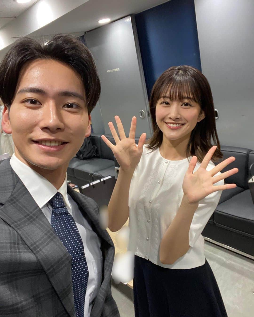 フジテレビアナウンサーさんのインスタグラム写真 - (フジテレビアナウンサーInstagram)「今週も1週間、お疲れ様です。 久しぶりに晴れて、気分も明るくなりました！☀️   6月19日(月)から、 原田葵は『めざましテレビ』を、 東中健は『Live News イット！』を 担当することが決まりました。 担当する番組が決まったことはとても嬉しかったのですが、それ以上に不安と緊張でいっぱいです。 視聴者のみなさんに、しっかりと情報をお届けできるよう精一杯頑張ります！ ぜひご覧ください！  3～5枚目は、サンスポさんに取材していただいた時のものです。⏰💚 ポーズのアドバイスをいただきながら最高の一枚を撮っていただきました！」6月17日 18時04分 - fujitv_announcer