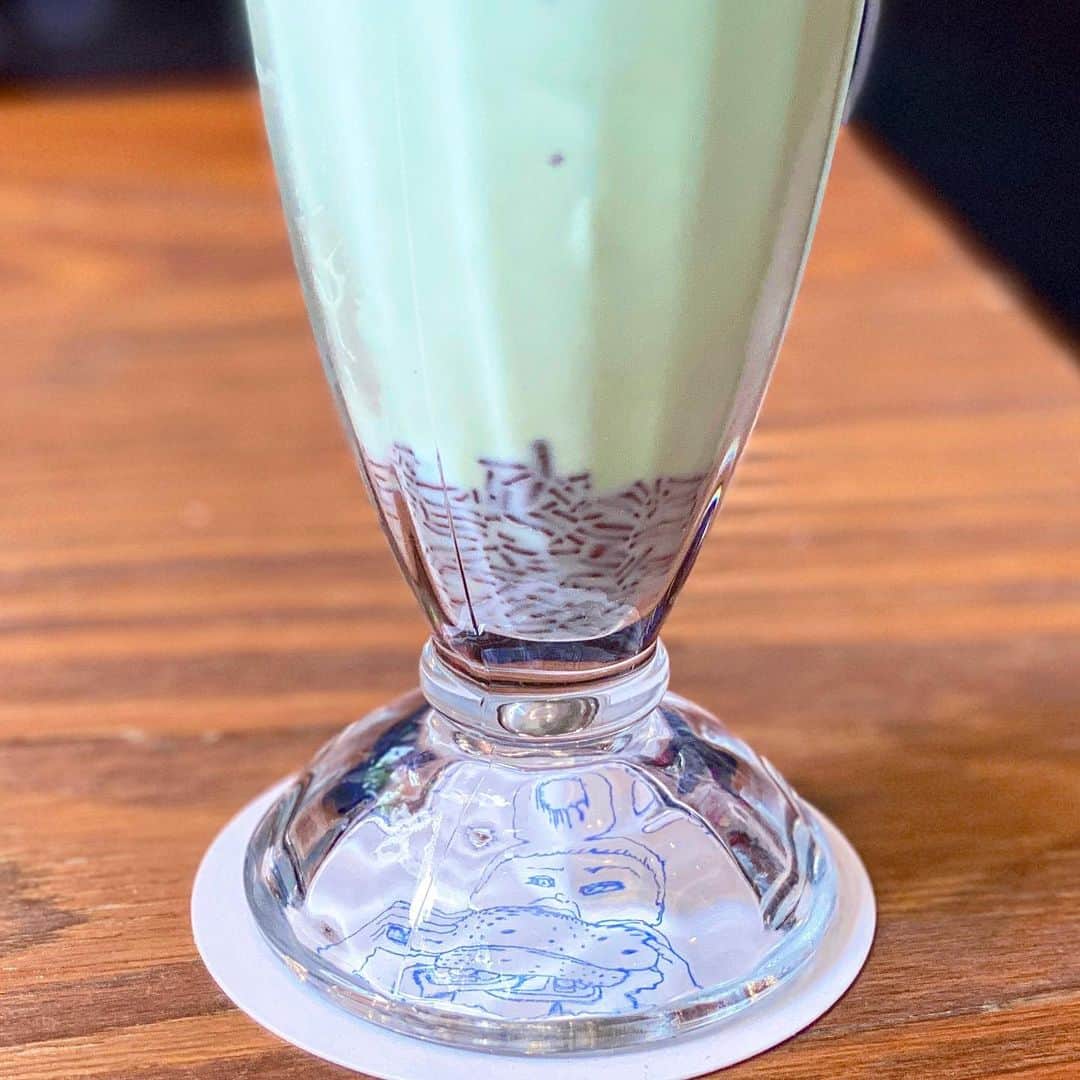チョコミント大学生うしくろさんのインスタグラム写真 - (チョコミント大学生うしくろInstagram)「🧼チョコミン党のためのインスタ⇒ @usiqlo🧼  【 THE BURGER SHOP 紀尾井町店 チョコミントシェイク 】  紀尾井町にあるハンバーガーショップの  #チョコミントシェイク 🥤  定番メニューということで、今回行ってみました！  ✎𓂃𓂃𓂃𓂃𓂃𓂃𓂃𓂃𓂃𓂃𓂃𓂃𓂃𓂃𓂃𓂃𓂃𓂃𓂃𓂃  🍫チョコ感：☆☆ 🌿ミント感：☆++ 😍甘さ：☆☆☆☆  💰税込価格：680円  🗾販売場所：THE BURGER SHOP 紀尾井町店 さん 【 @theburgershop.kioi_official 】 🚉アクセス：麹町駅 1番出口から徒歩5分くらい 🗓販売期間：定番メニュー  ✎𓂃𓂃𓂃𓂃𓂃𓂃𓂃𓂃𓂃𓂃𓂃𓂃𓂃𓂃𓂃𓂃𓂃𓂃𓂃𓂃  ミントグリーンなシェイクに ホイップクリームや缶詰のチェリーが🍒  さらに、カラフルなシリアルや ロータスビスケットがのっていてかわいいですね🌈  飲んでみると、まるでソフトクリームを飲んでるかのような 氷の粒感のないまったりとしたミントミルクのお味🍦  ひと口目にチョコチップが入ってこなかったのですが よく見ると底にはスプレーチョコがたっぷり🍫  スプレーチョコの独特な食感も楽しめて 美味しかったです！  ✎𓂃𓂃𓂃𓂃𓂃𓂃𓂃𓂃𓂃𓂃𓂃𓂃𓂃𓂃𓂃𓂃𓂃𓂃𓂃𓂃  　　 　　 　　  #チョコミント #usiqlo_tokyo #麹町グルメ #永田町グルメ   #chocolatemint #ミントチョコ #mintchocolate #mintchocolatechip #チョコレート #チョコミン党  #うしくろくん #민트초코 #민트 #jmt #맛스타그램 #먹스타그램 #도쿄카페 #좋아요 #민초단 #薄荷巧克力」6月17日 18時07分 - usiqlo