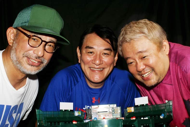 HOUYHNHNM／フイナムさんのインスタグラム写真 - (HOUYHNHNM／フイナムInstagram)「誰もが知っているスポーツでWBCでもあんなに盛り上がったのに、実は世界の競技人口はバスケットボールの10分の1以下という野球。とはいえ観るのもやるのも好きな熱狂的ファンは数多く、「電気グルーヴ」のピエール瀧さんもその１人。  この度、そんな瀧さんがオーナー、監督、選手を務める草野球チーム「ピエール学園」と、“おしゃれな野球好きの部屋”をコンセプトにしたブランド〈タマニワ（TAMANIWA）〉、ストリートブランド〈アップルバム（APPLEBUM）〉が“野球”をテーマにしたトリプルコラボレーションを発表！　  そこで各々の代表者に集まっていただき、肝心のアイテムの説明なんかはそこそこに、大好きな野球の魅力を語っていただきました。  記事は @houyhnhnm_official のプロフィールリンク、FEATUREからご覧ください。  #FASHION #APPLEBUM #TAMANIWA #ピエール学園 #ピエール瀧」6月17日 18時11分 - houyhnhnm_official